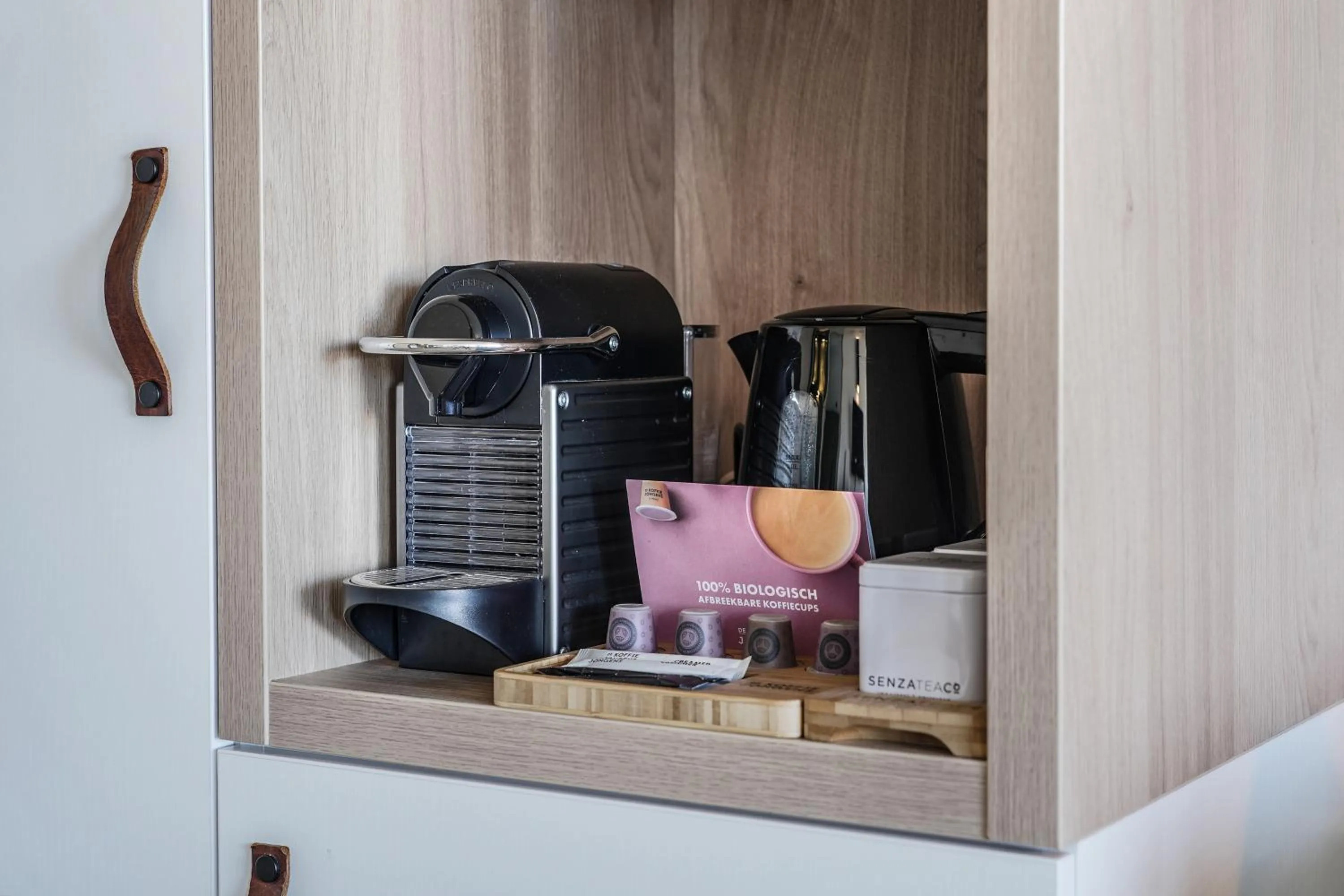Coffee/tea facilities in Paal 8 Hotel aan Zee