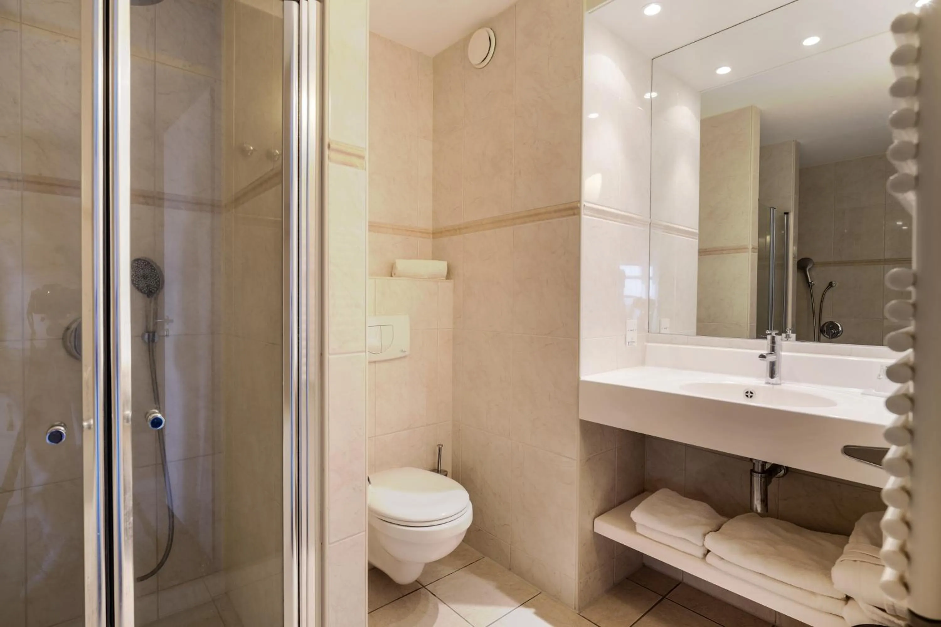 Bathroom in Paal 8 Hotel aan Zee