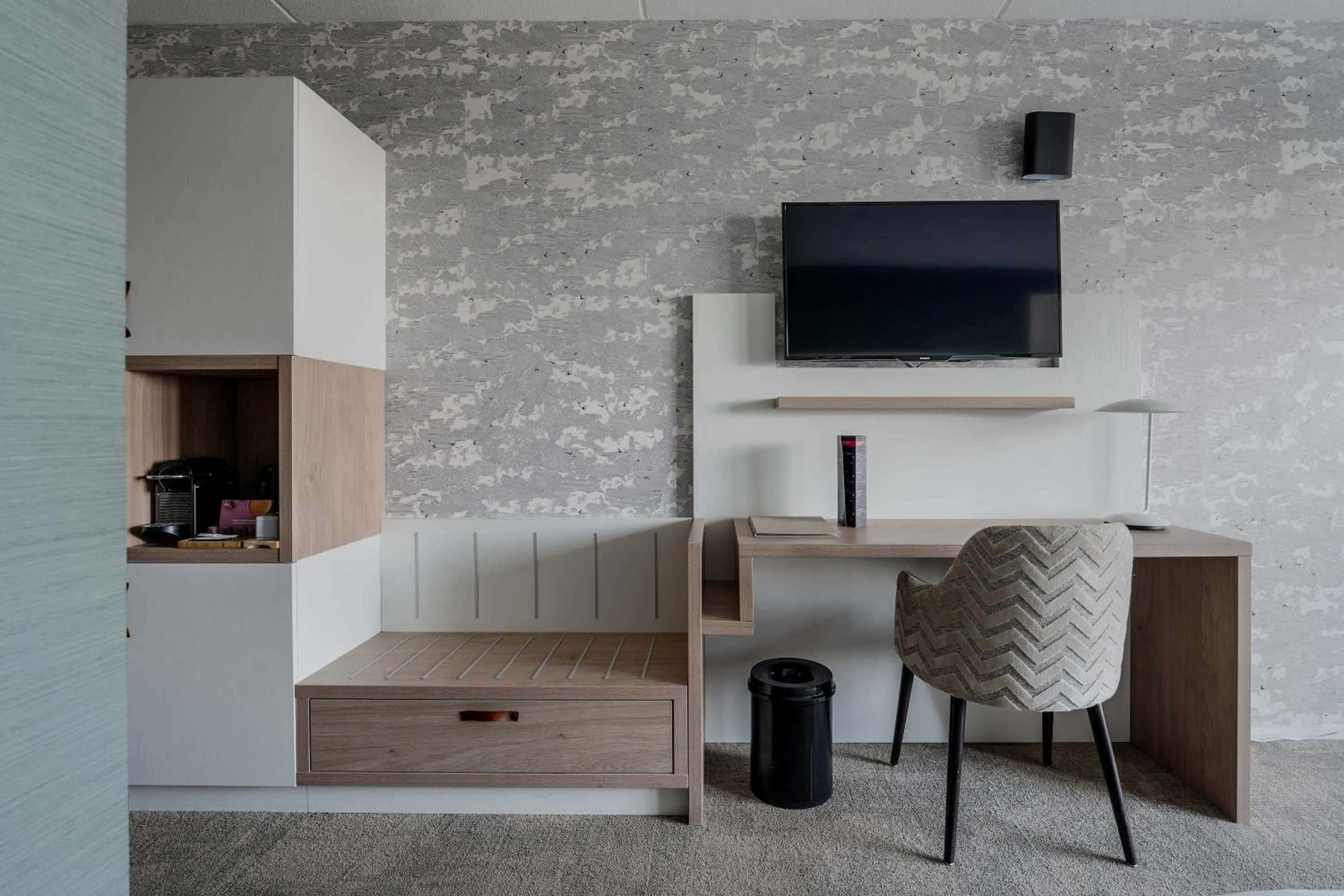 Communal lounge/ TV room in Paal 8 Hotel aan Zee