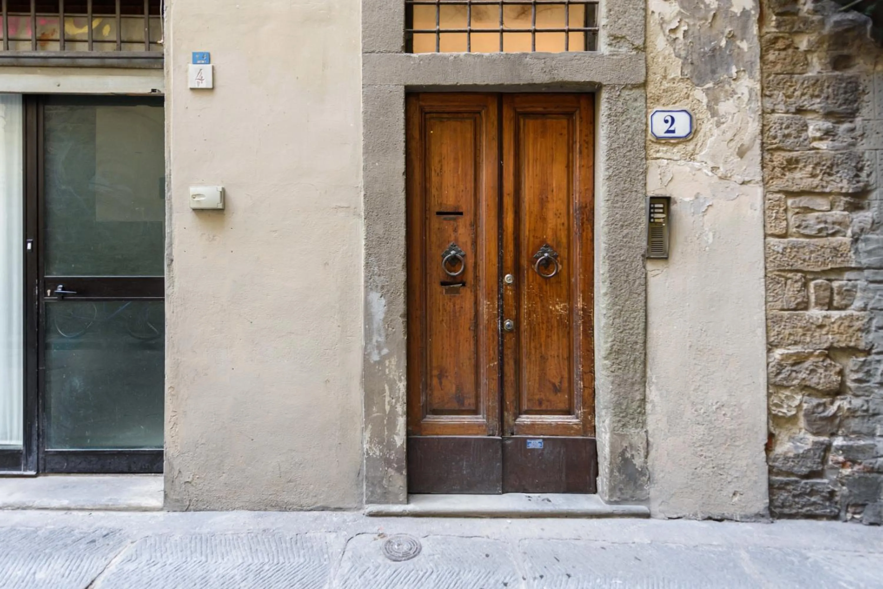 Facade/entrance in Tornabuoni Place by Mmega