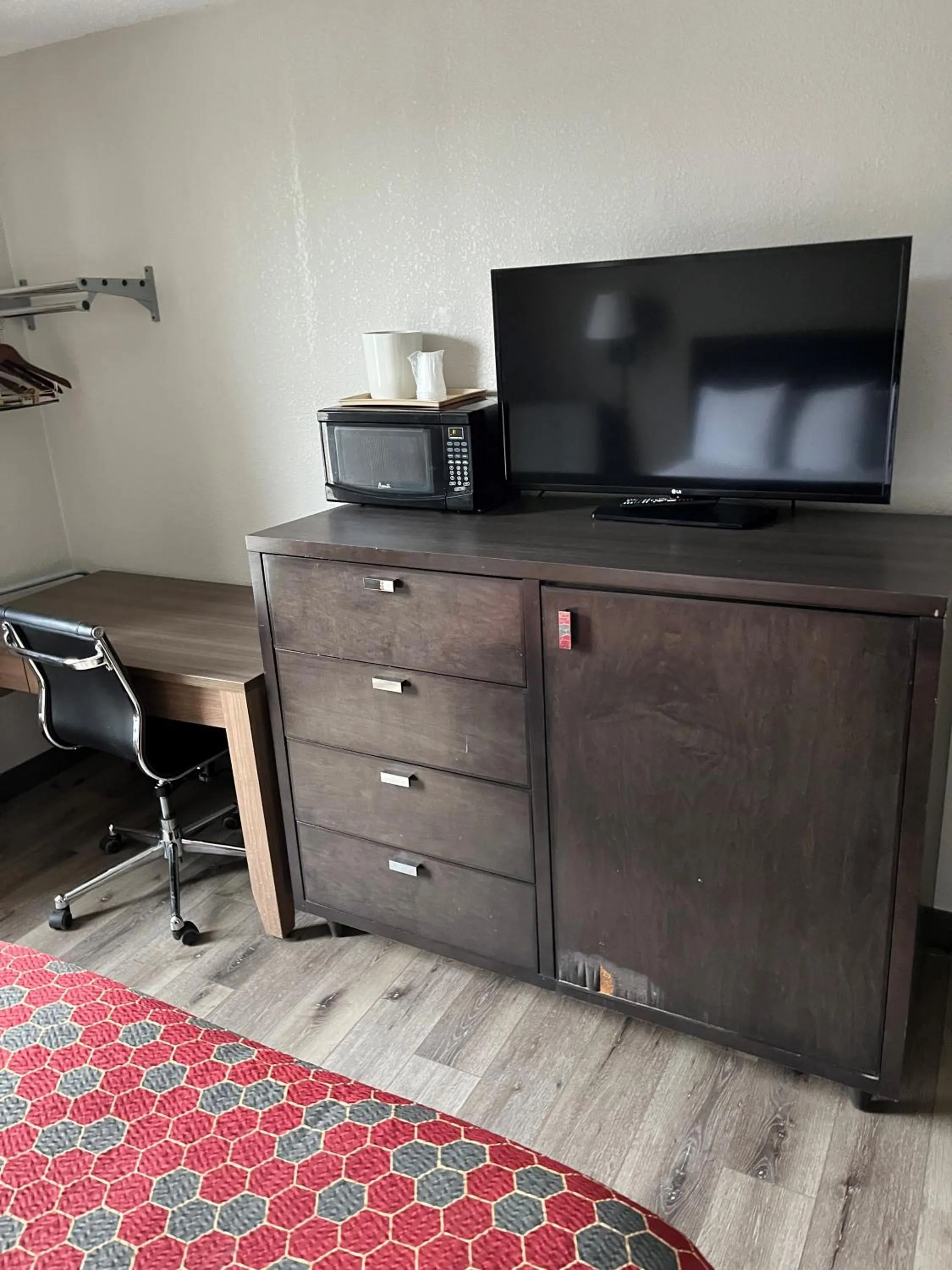 TV and multimedia in Red Carpet Inn Quantico