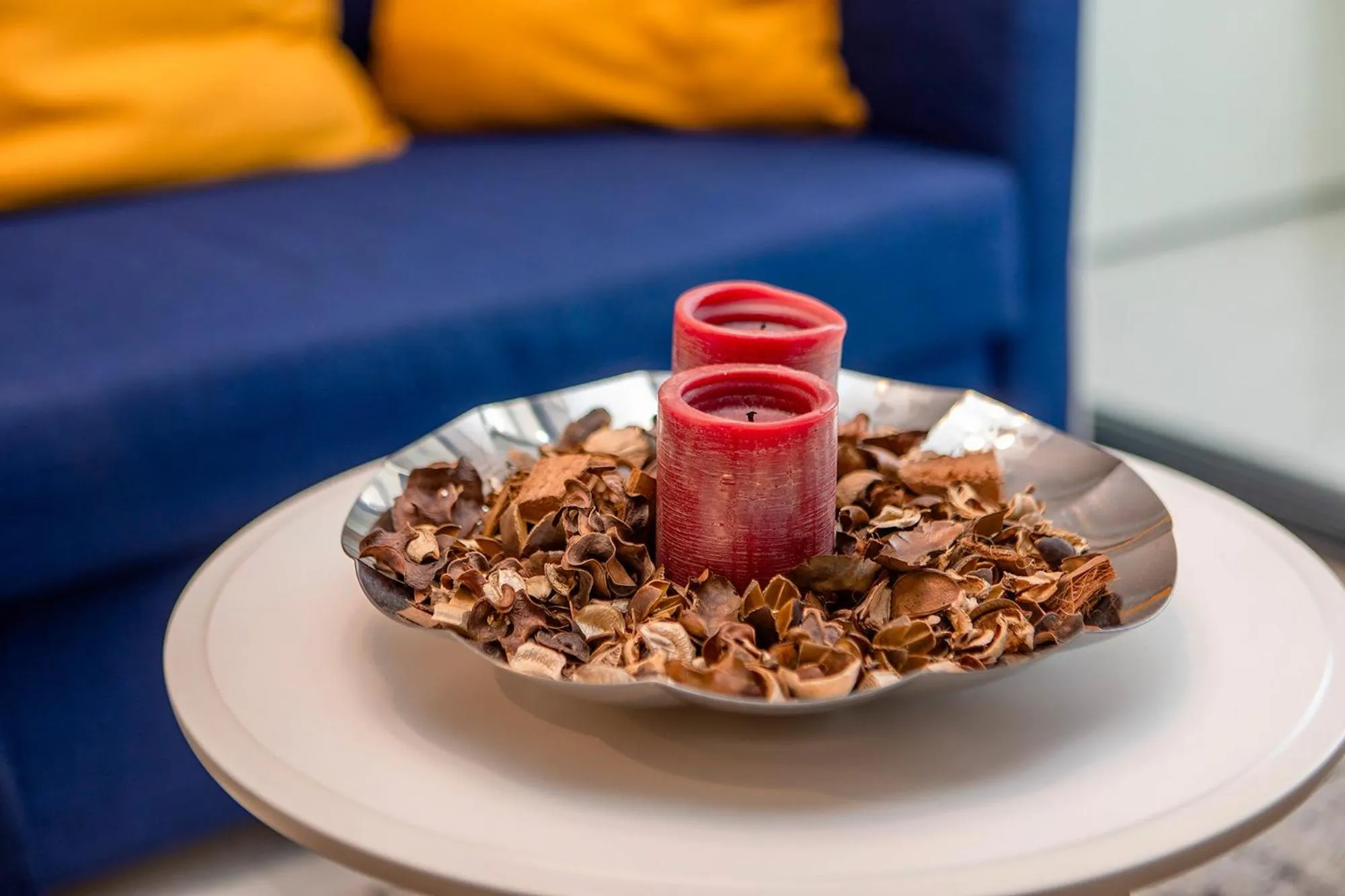 Seating area in Zada Tower 1BR with amazing Dubai Canal view