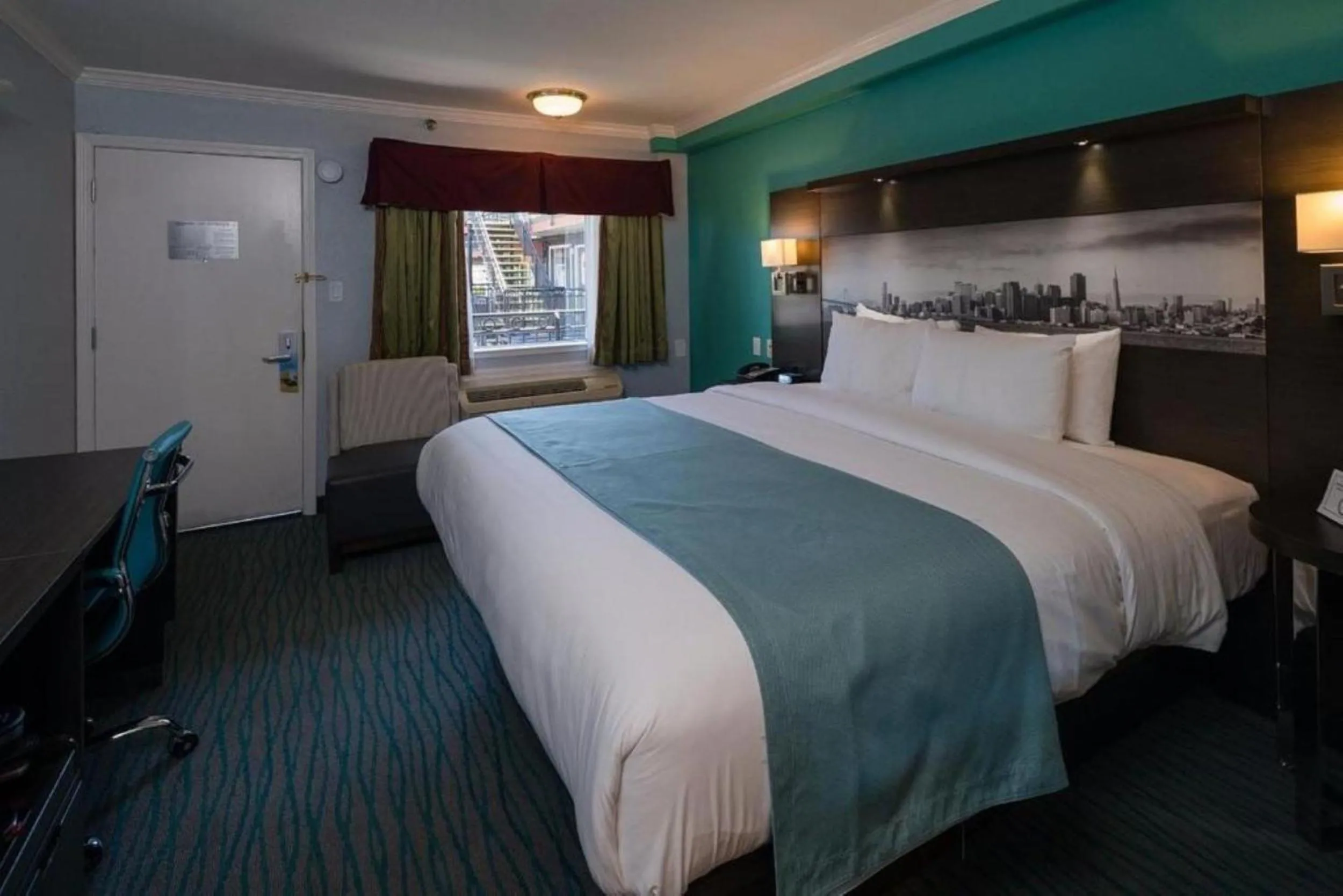 Bedroom, Bed in Symphony Inn