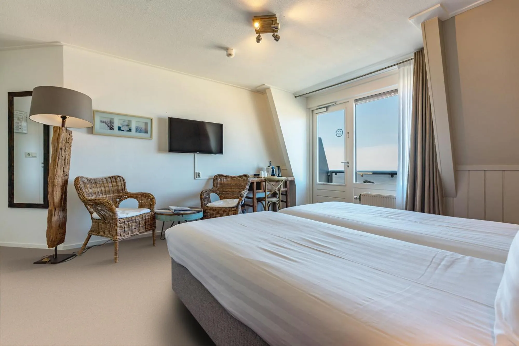 Bedroom, Bed in Strandhotel Noordzee