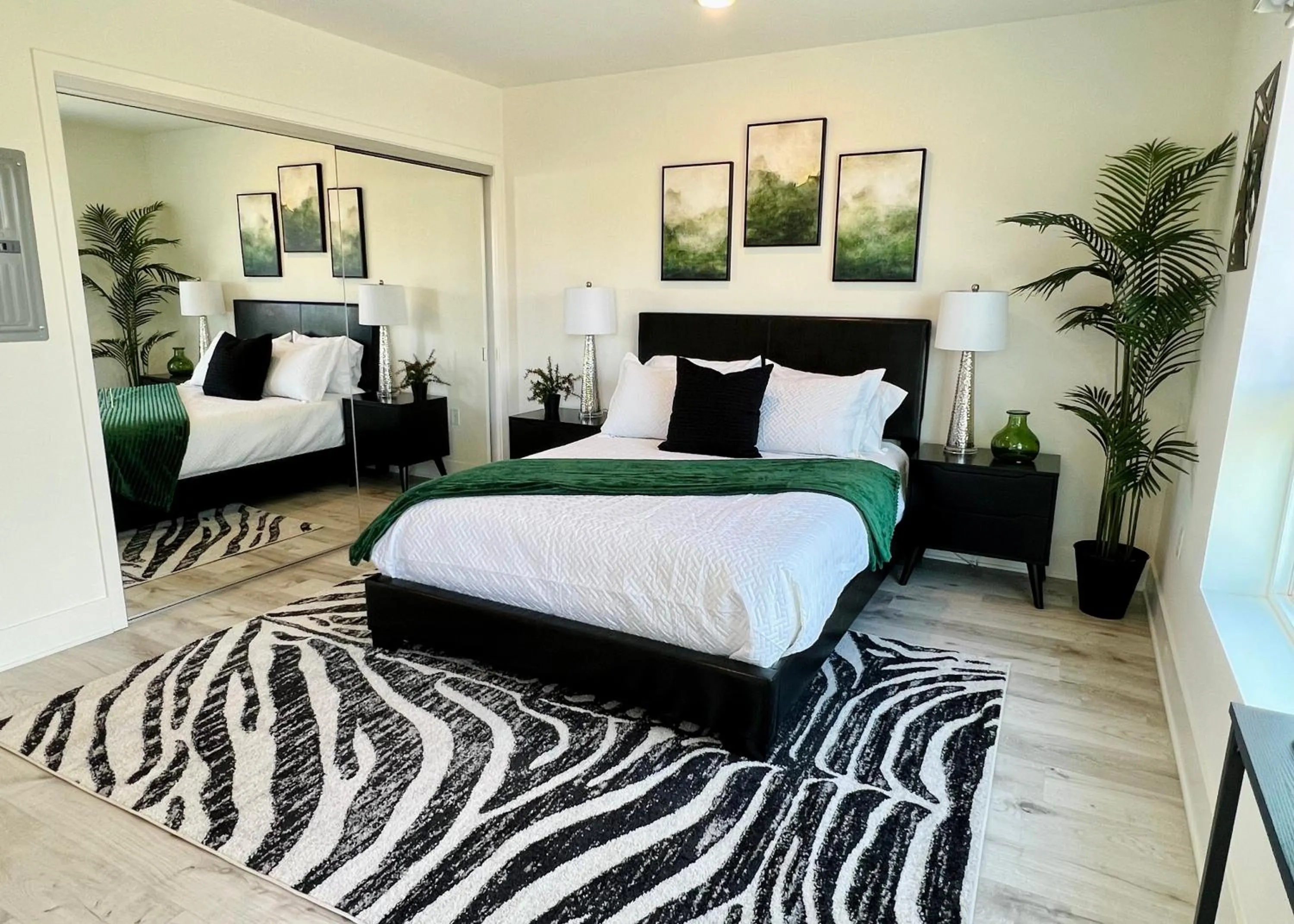 Bed in Century City Chic 4 sleep free parking 402