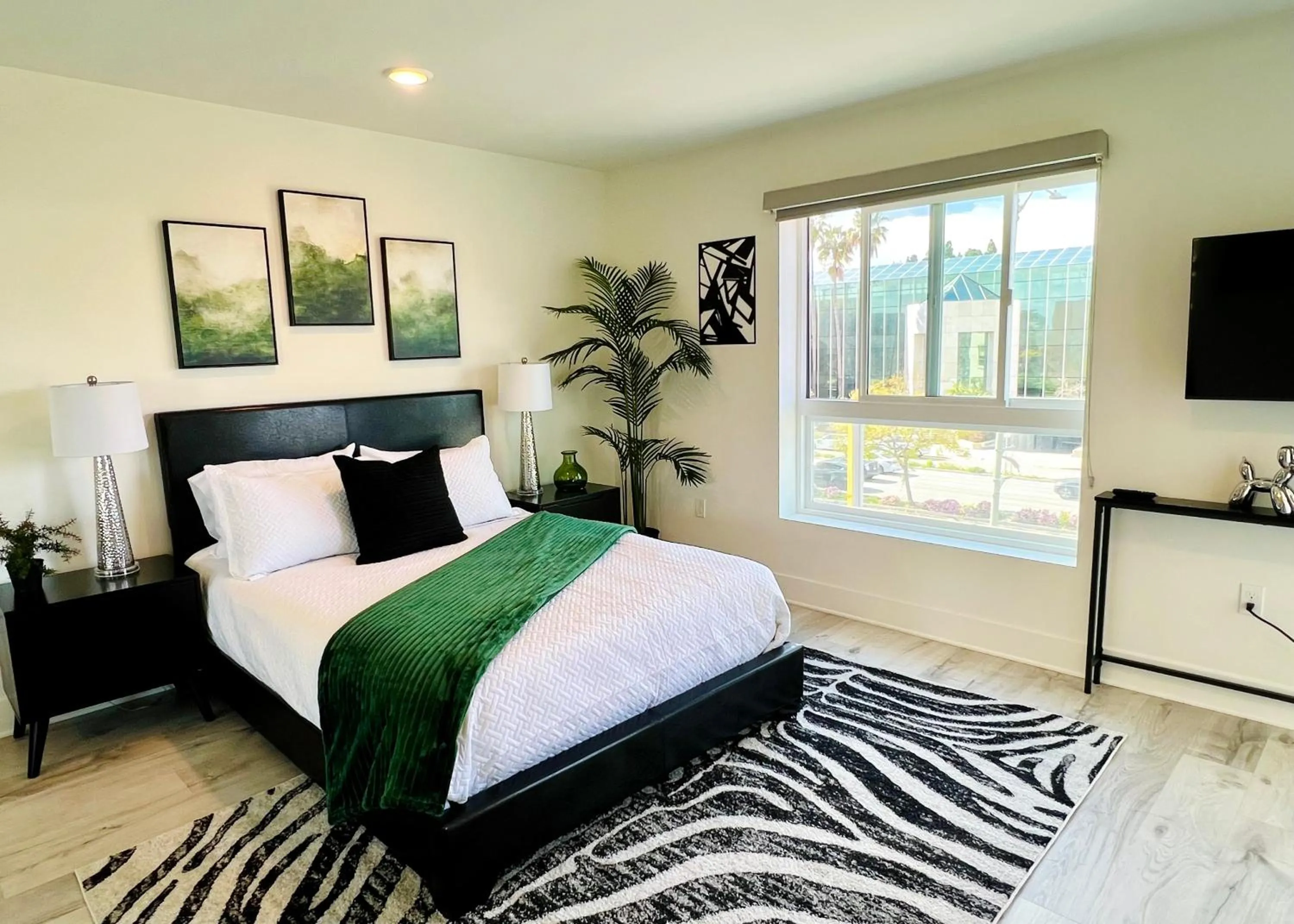 Bed in Century City Chic 4 sleep free parking 402