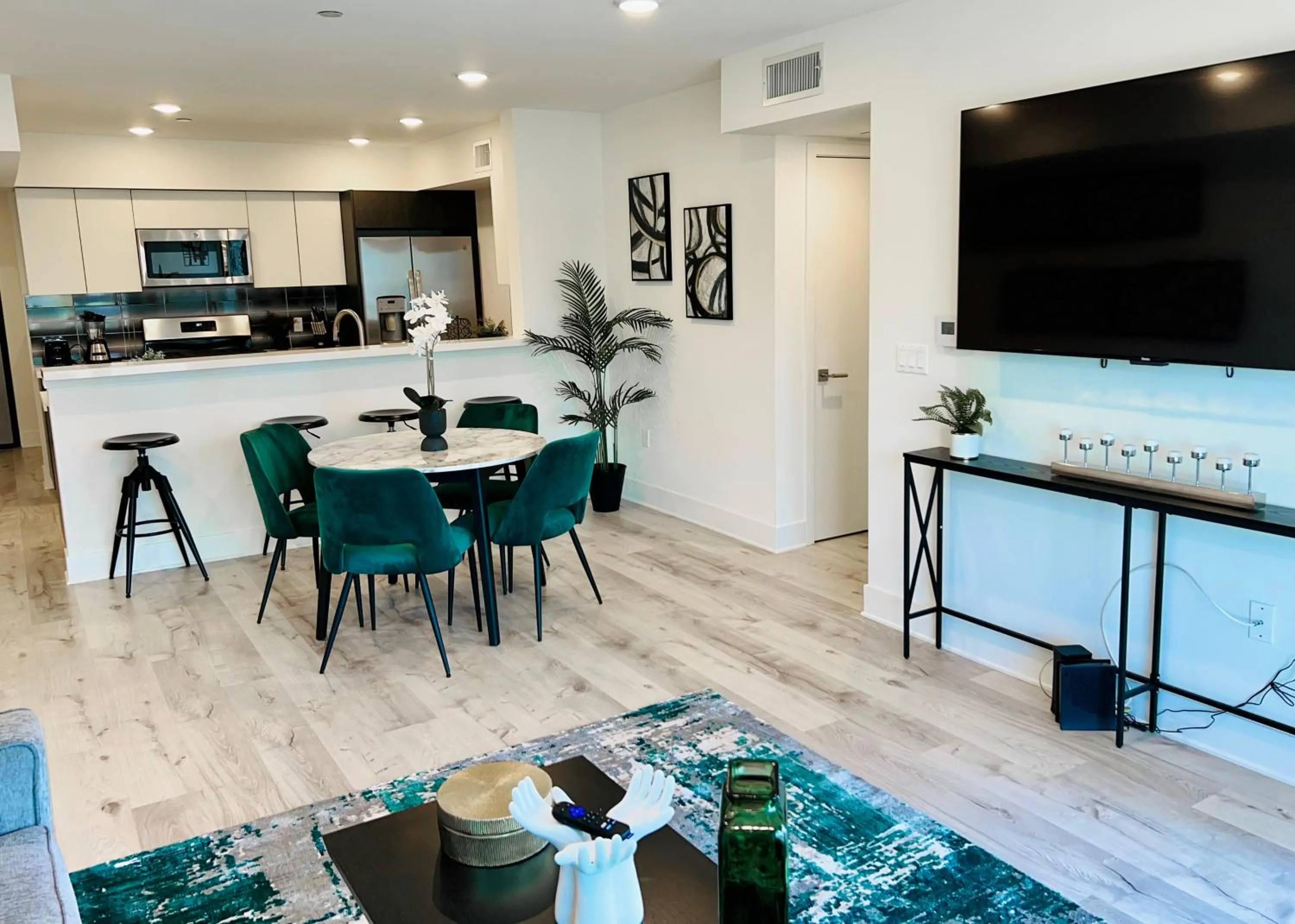Century City Chic 4 sleep free parking 402