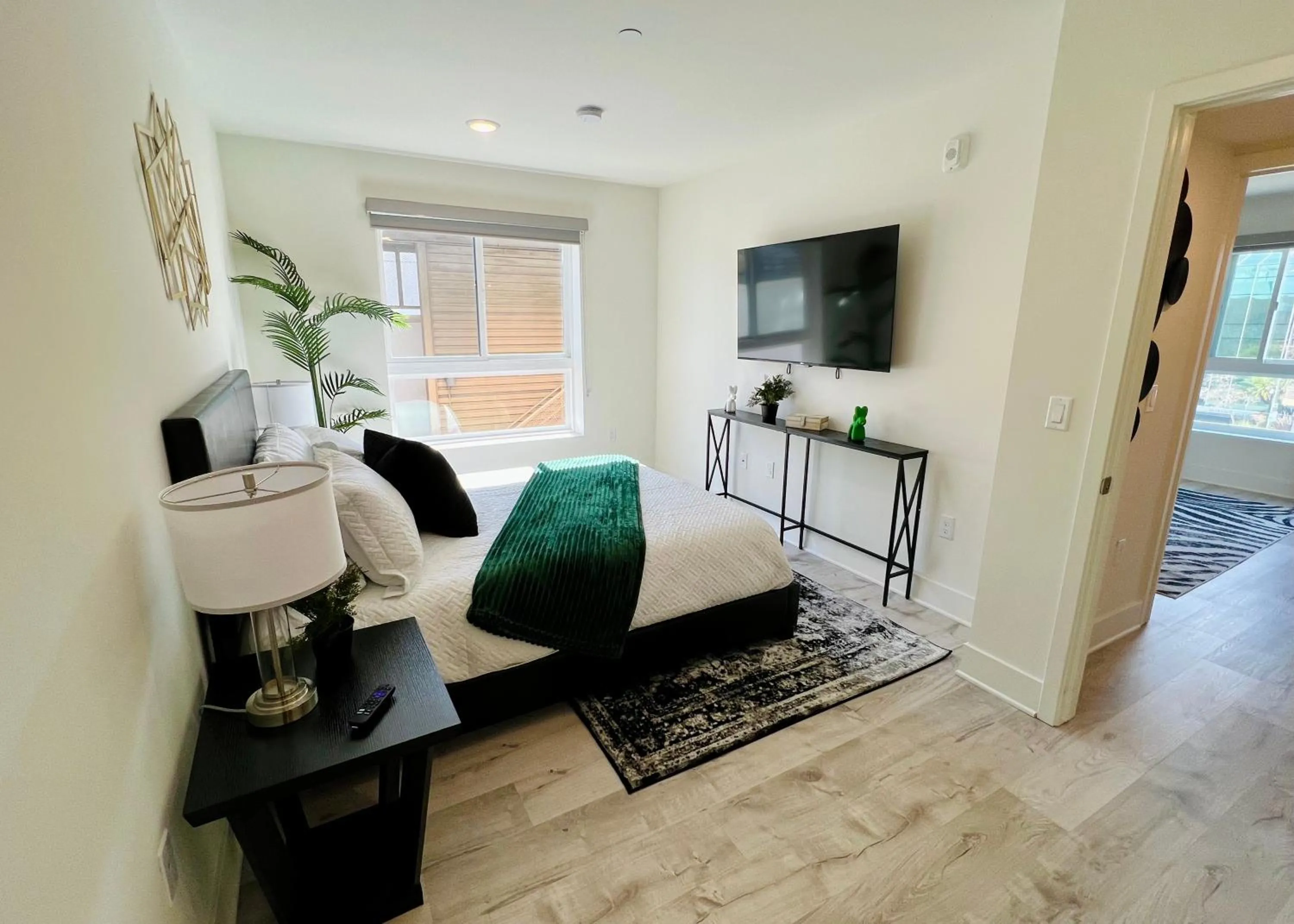 Bed in Century City Chic 4 sleep free parking 402