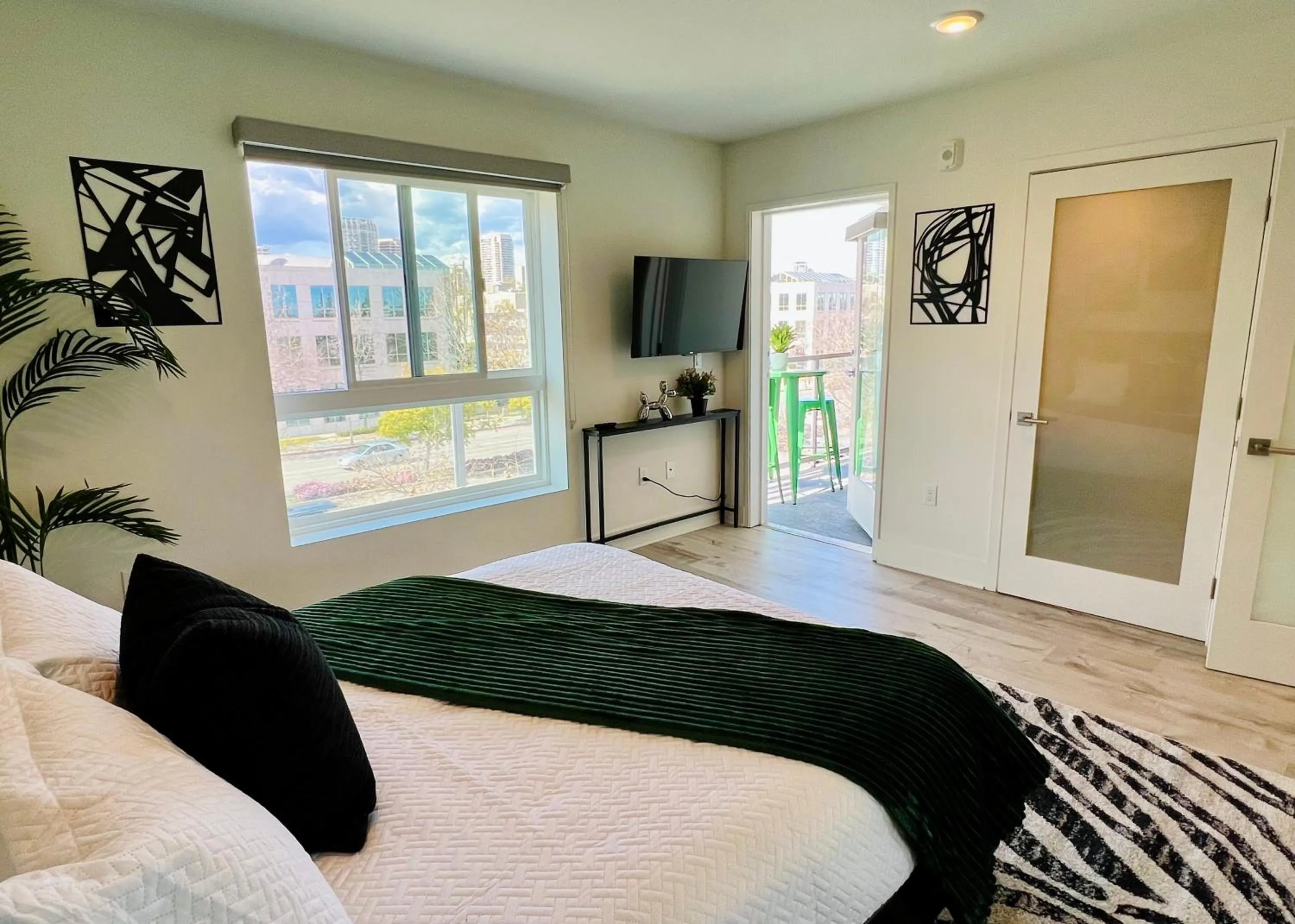 Bed in Century City Chic 4 sleep free parking 402