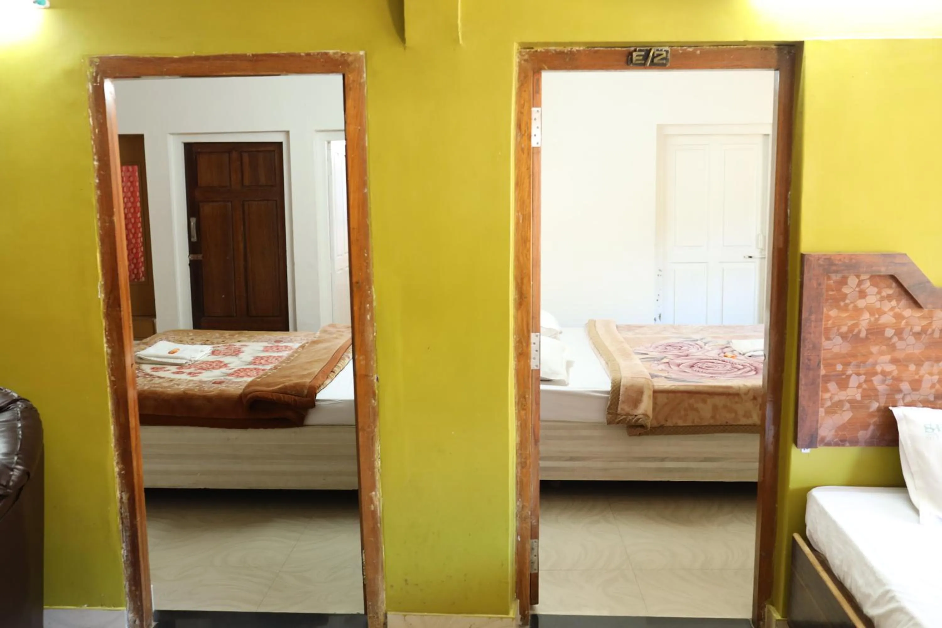 Living room, Bed in Hotel Sri Balaji