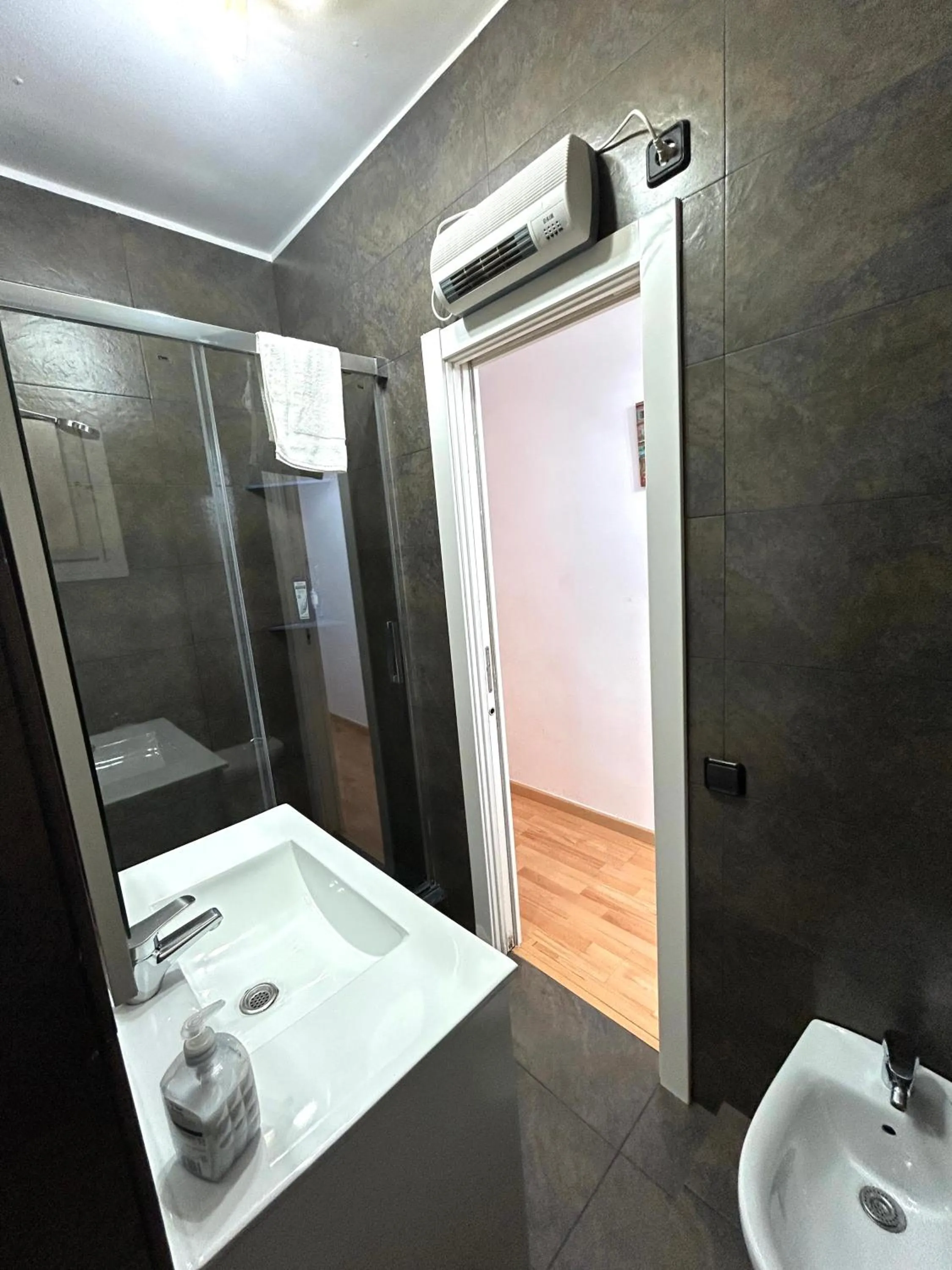 Shower in Apartment carrer d'Olesa