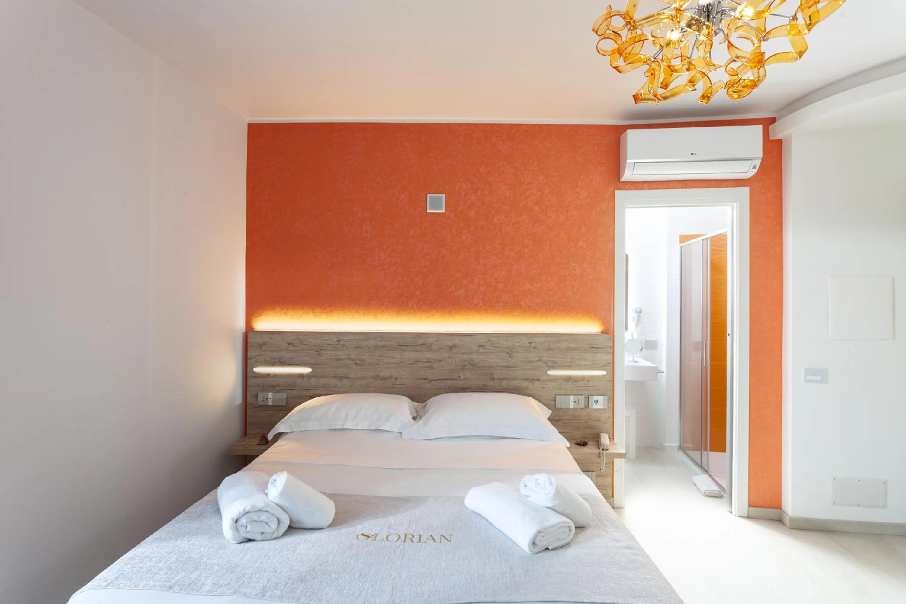 Photo of the whole room, Bed in Glorian Hotel