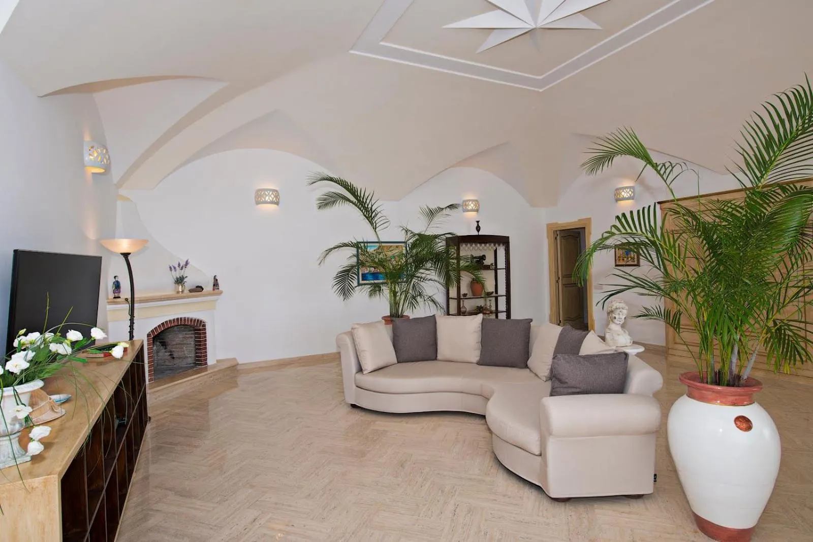 Communal lounge/ TV room in Villa Santa Chiara Positano Suites