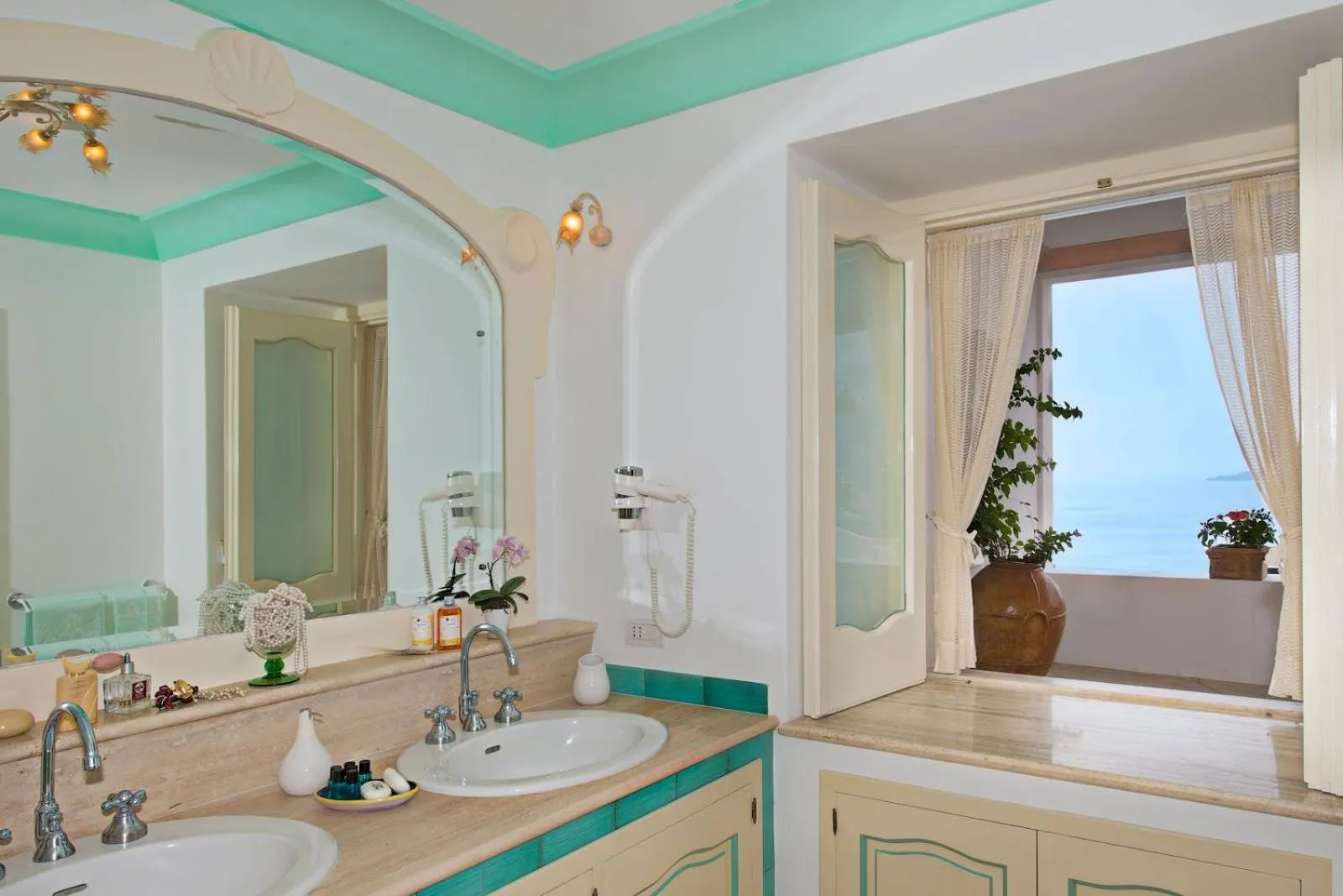 Bathroom in Villa Santa Chiara Positano Suites