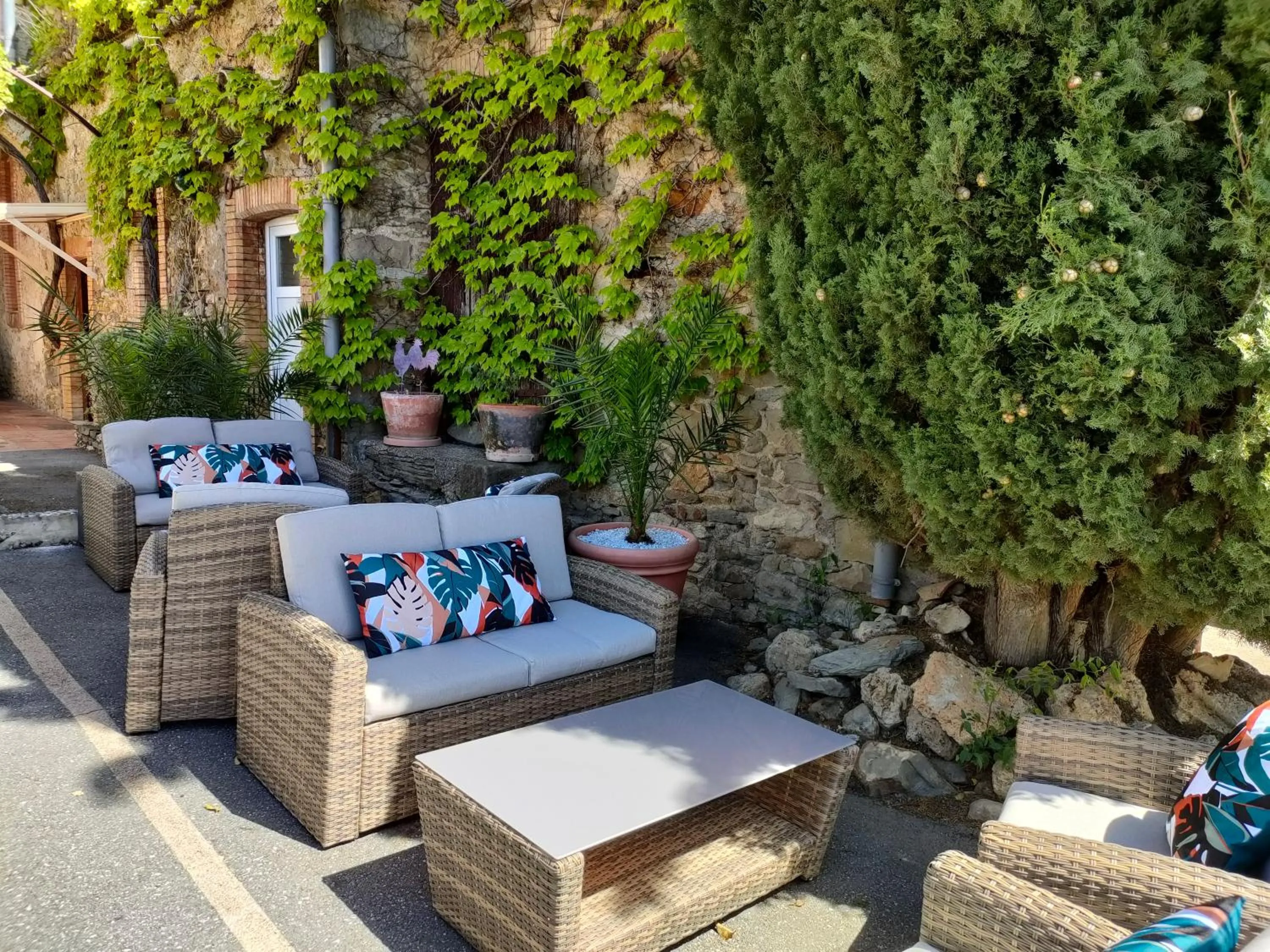 Patio in Hôtel Restaurant L'Art des Mets by Côté Jardin