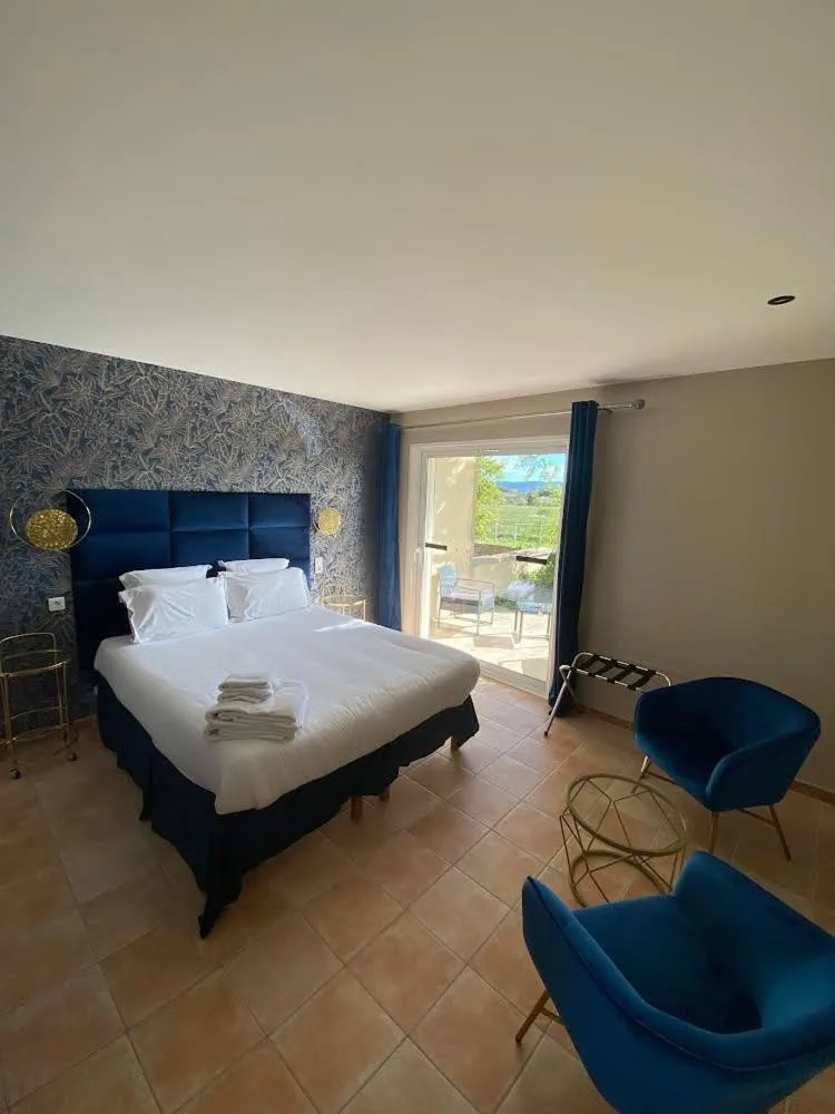 Bed in Hôtel Restaurant L'Art des Mets by Côté Jardin