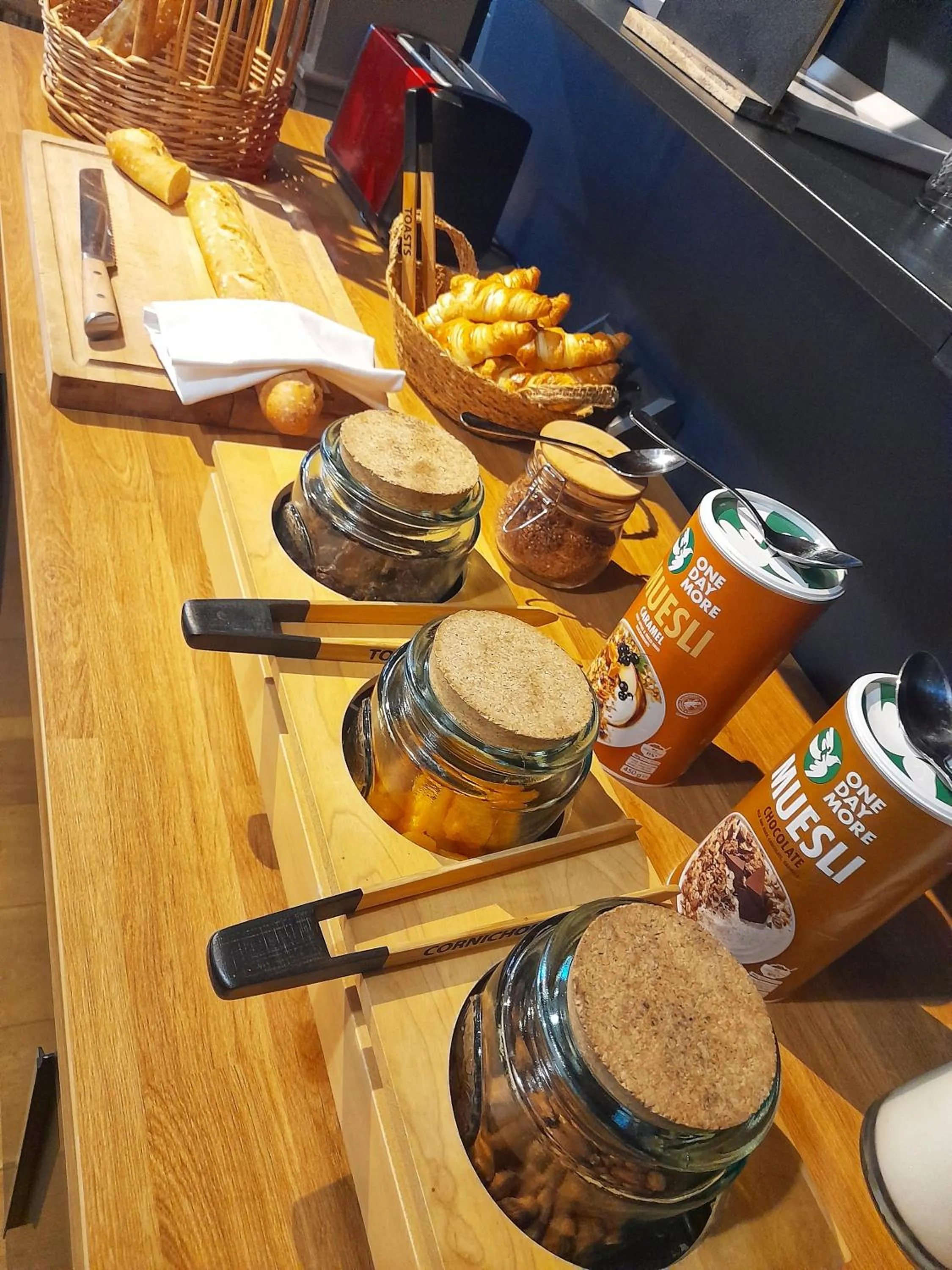 Breakfast in Hôtel Restaurant L'Art des Mets by Côté Jardin