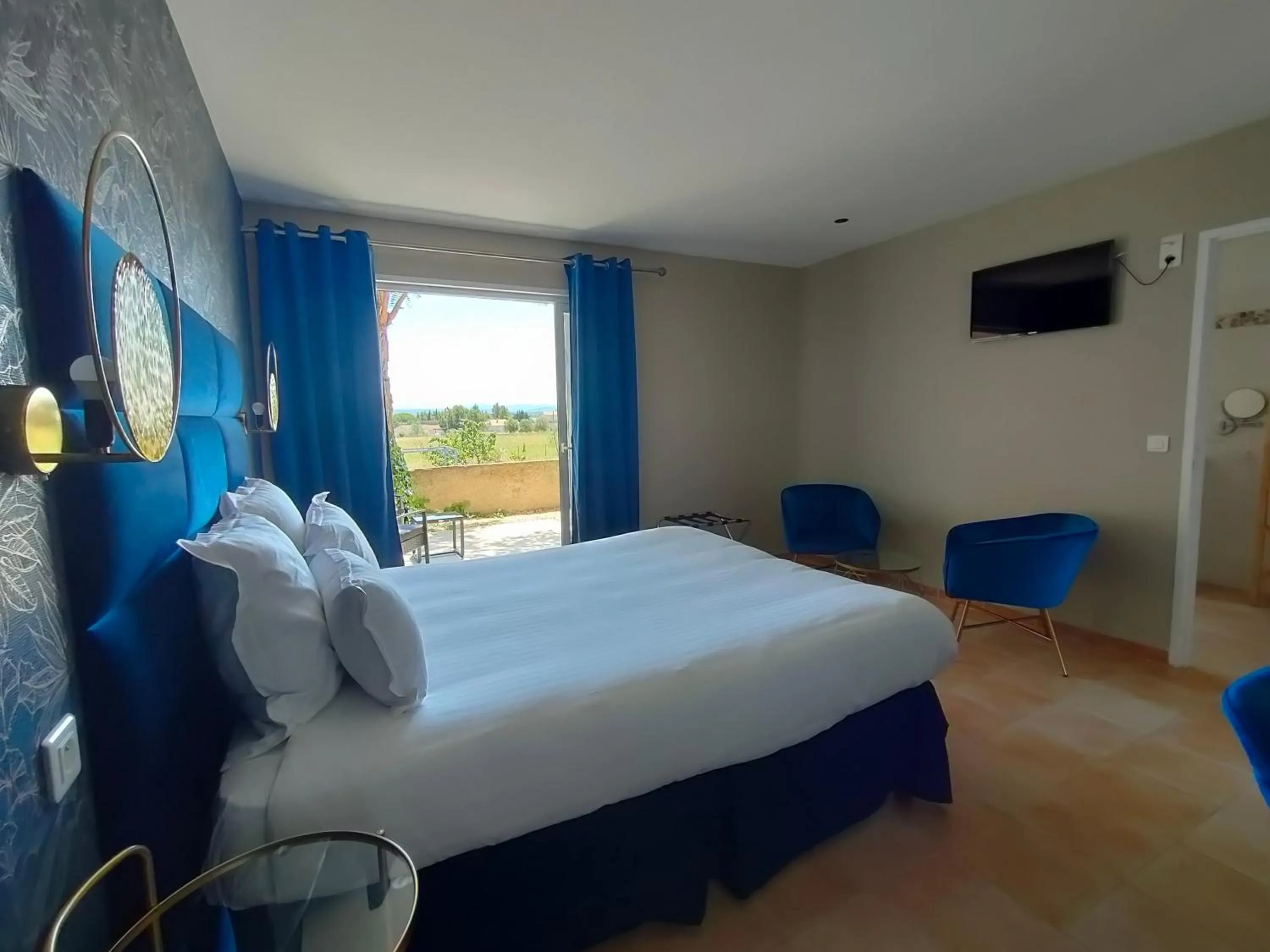 Bed in Hôtel Restaurant L'Art des Mets by Côté Jardin