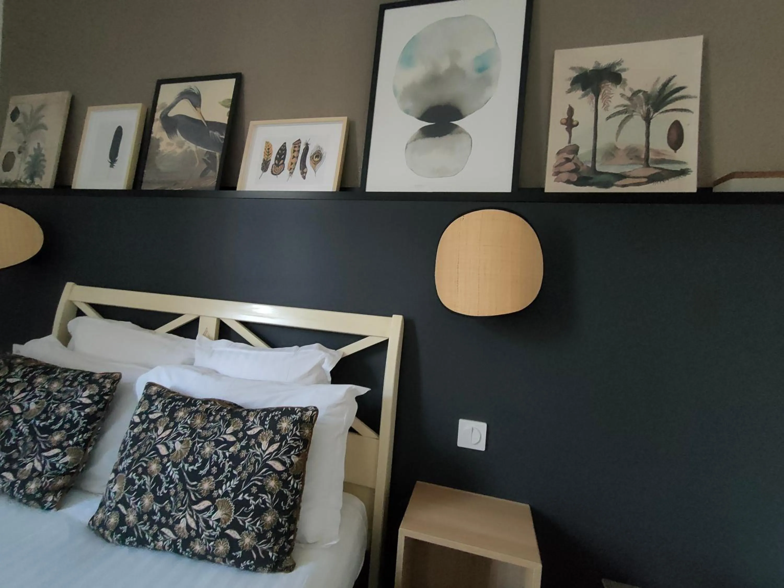 Bed in Hôtel Restaurant L'Art des Mets by Côté Jardin