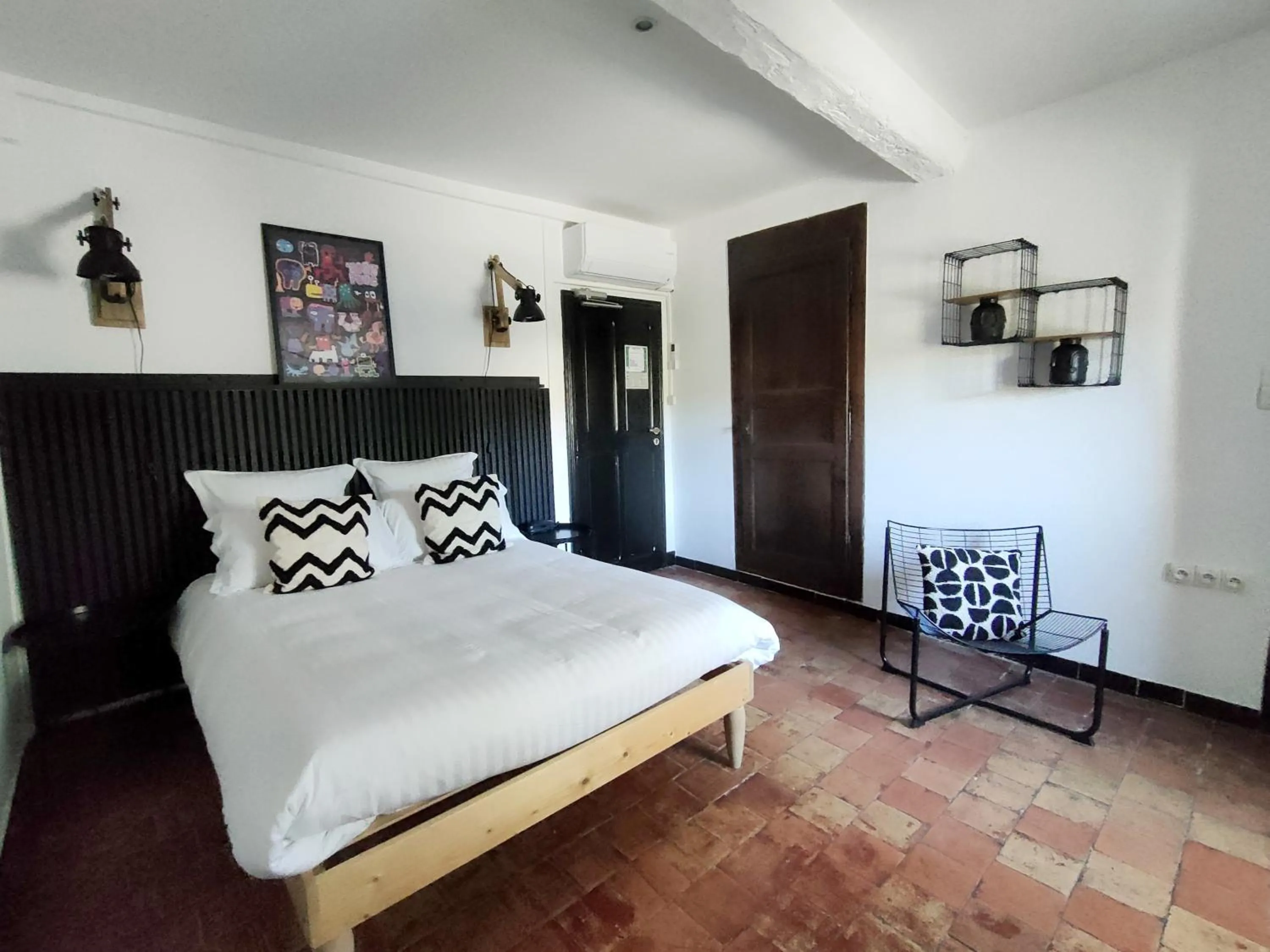 Photo of the whole room, Bed in Hôtel Restaurant L'Art des Mets by Côté Jardin