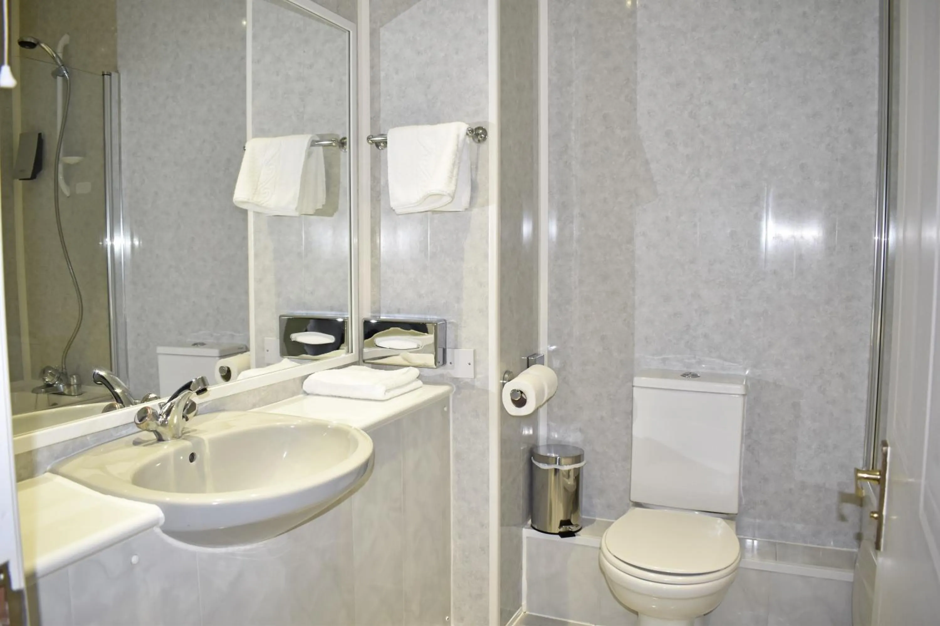 Bathroom in Quality Hotel Coventry