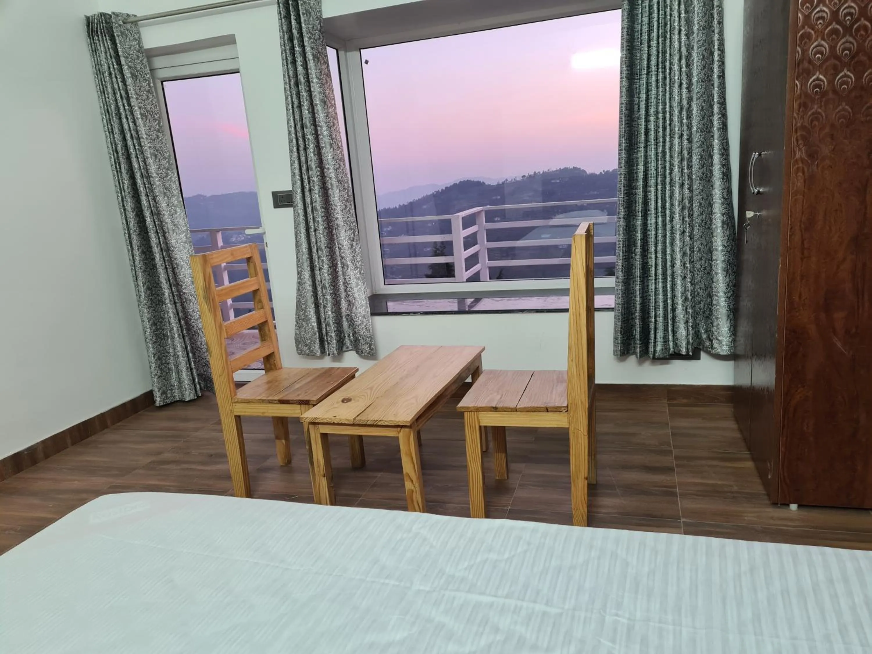 Seating area, Bed in Abhi's Cottage