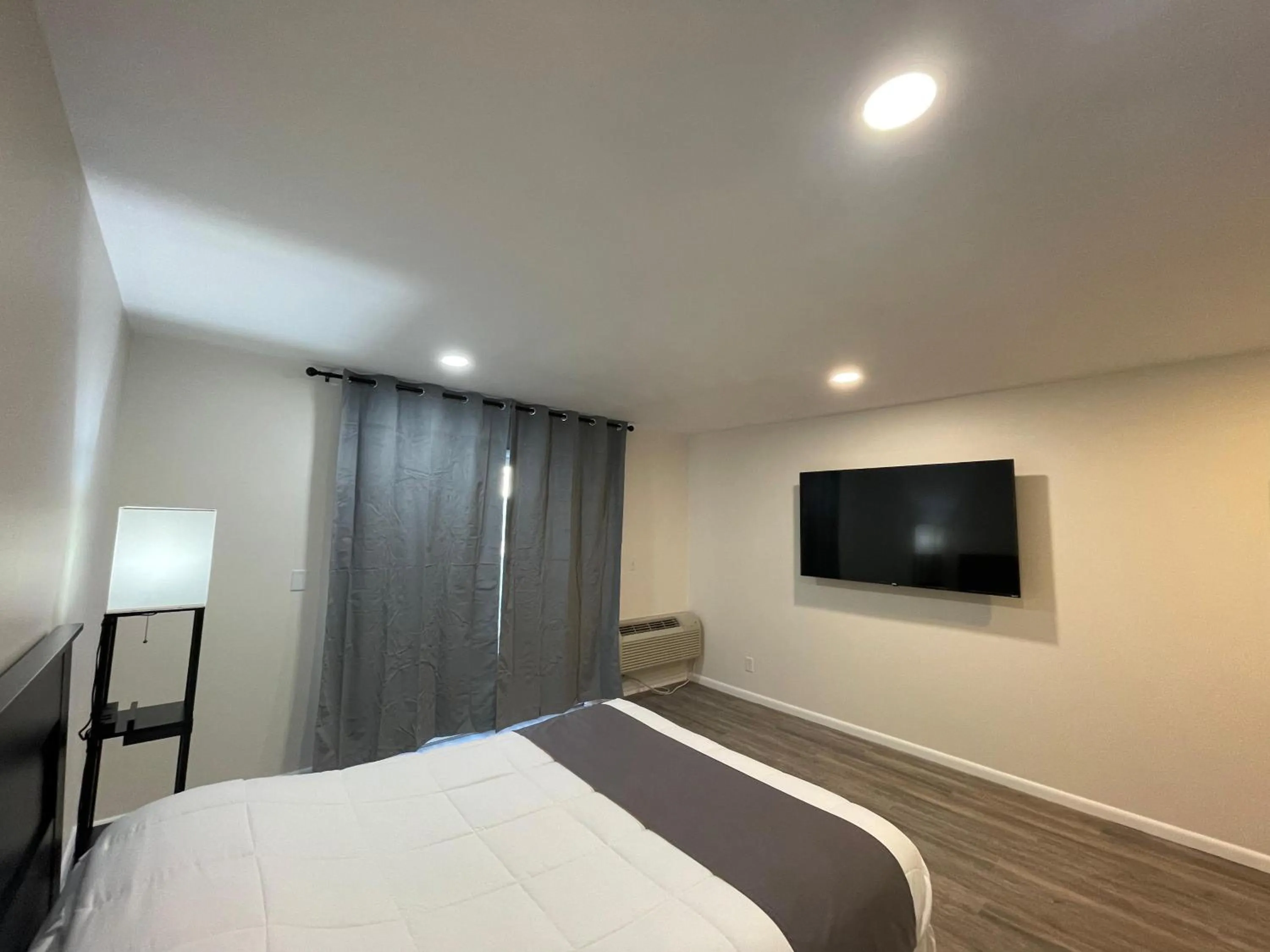 TV and multimedia, Bed in St Croix Suites - St Croix Falls