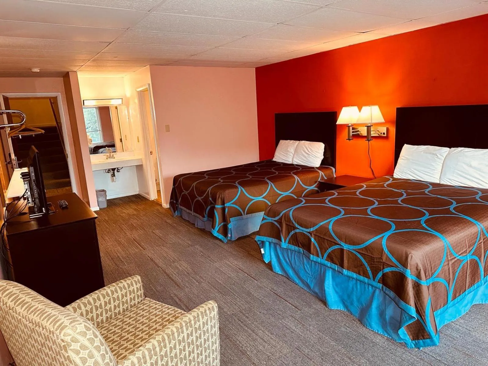 Photo of the whole room, Bed in St Croix Suites - St Croix Falls