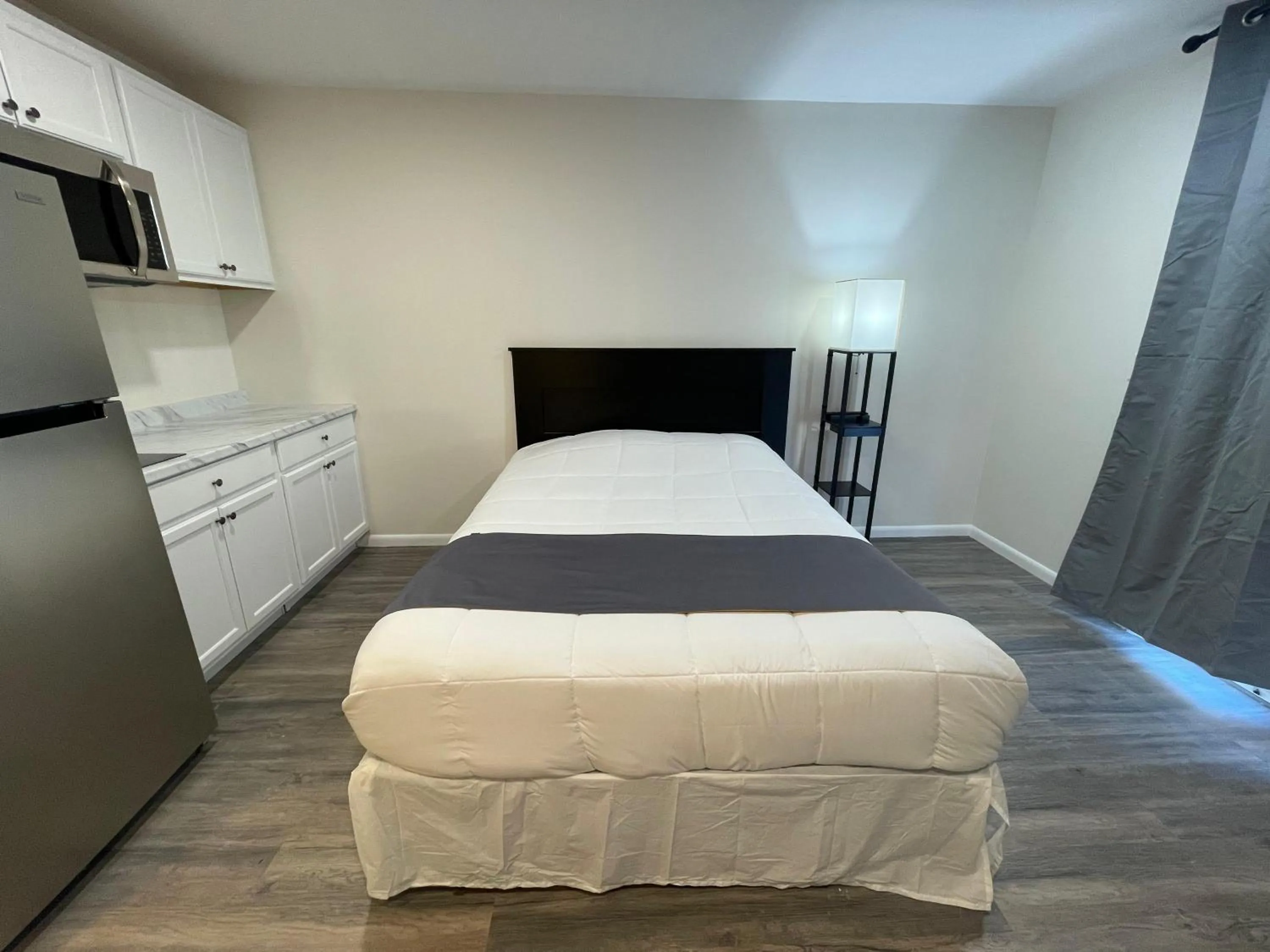 Kitchen or kitchenette, Bed in St Croix Suites - St Croix Falls