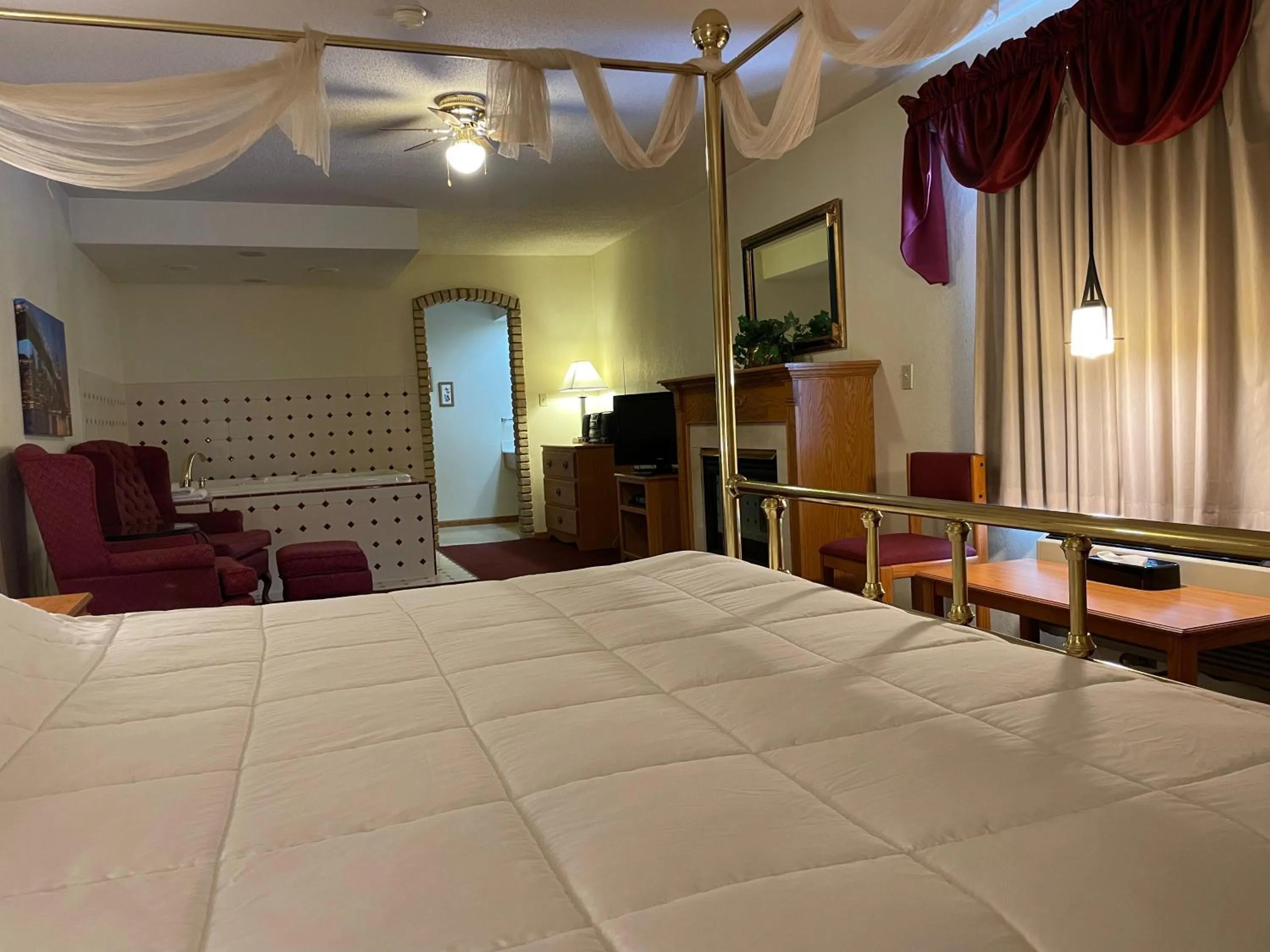 Photo of the whole room, Bed in St Croix Suites - St Croix Falls