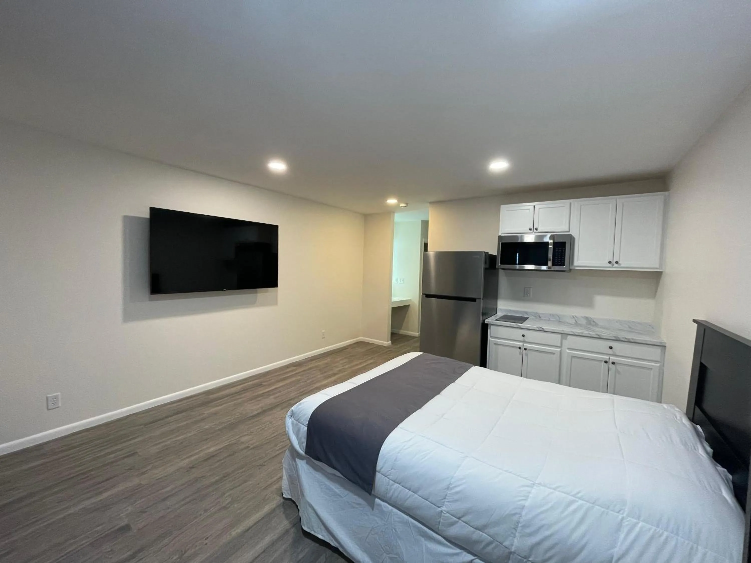 TV and multimedia, Bed in St Croix Suites - St Croix Falls