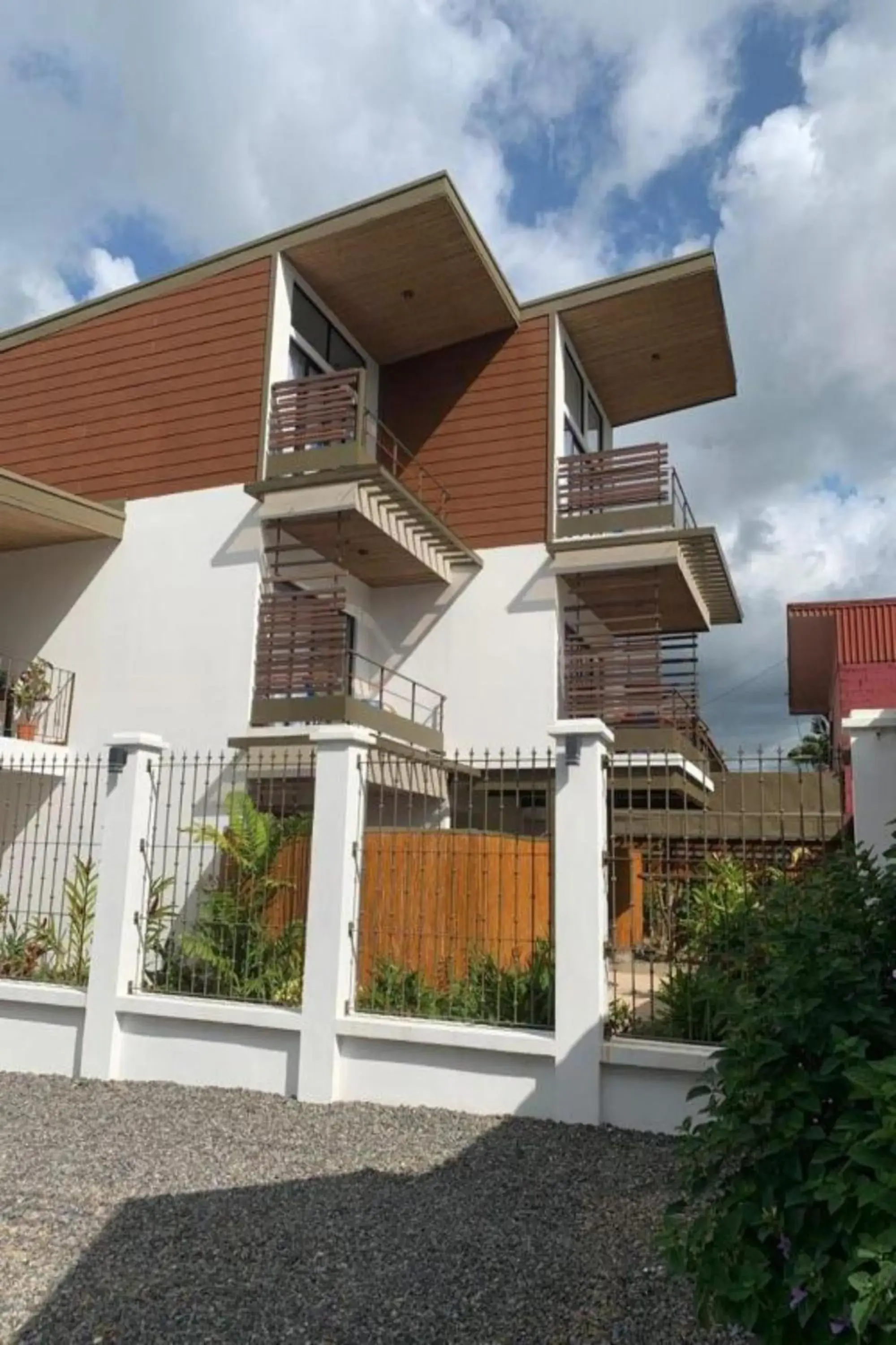 Property building in La Fortuna Lodge by Treebu Hotels Property building in La Fortuna Lodge by Treebu Hotels