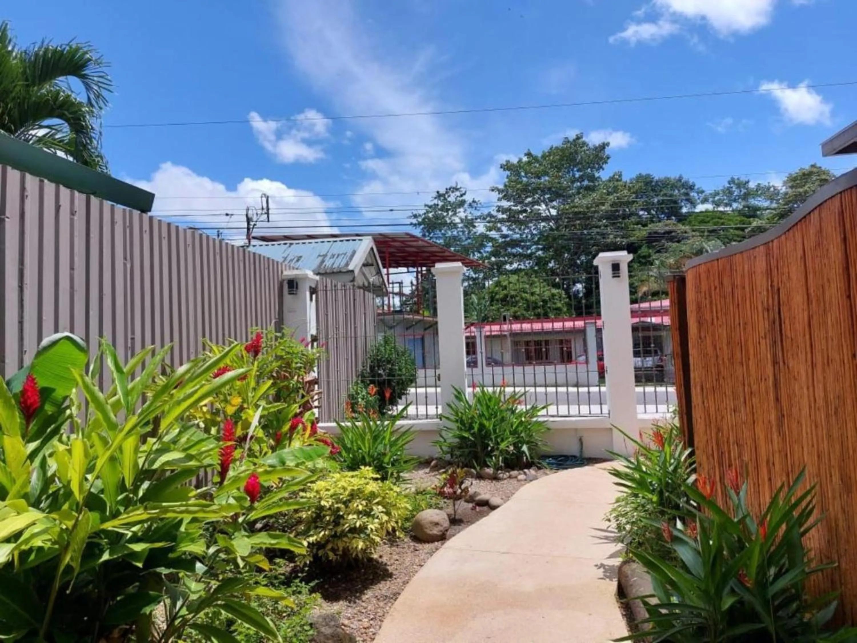 Garden in La Fortuna Lodge by Treebu Hotels