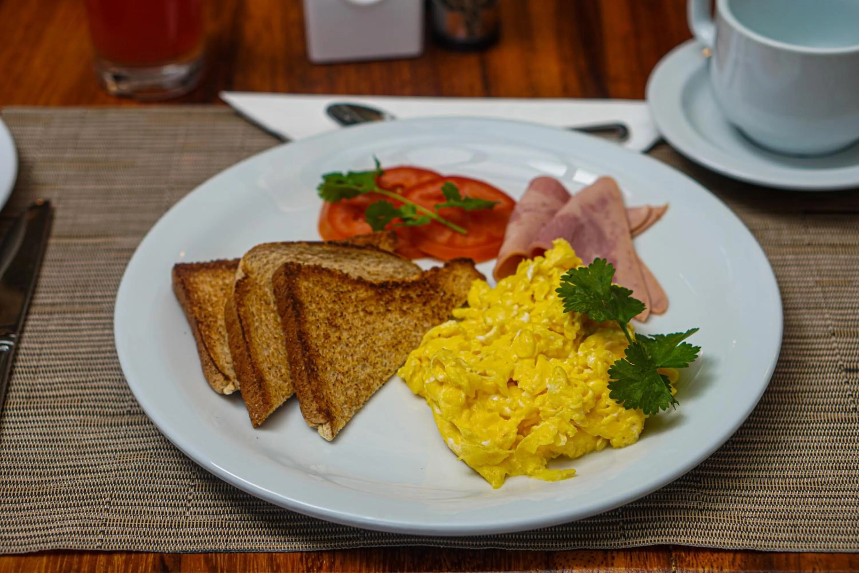 Restaurant/places to eat in La Fortuna Lodge by Treebu Hotels