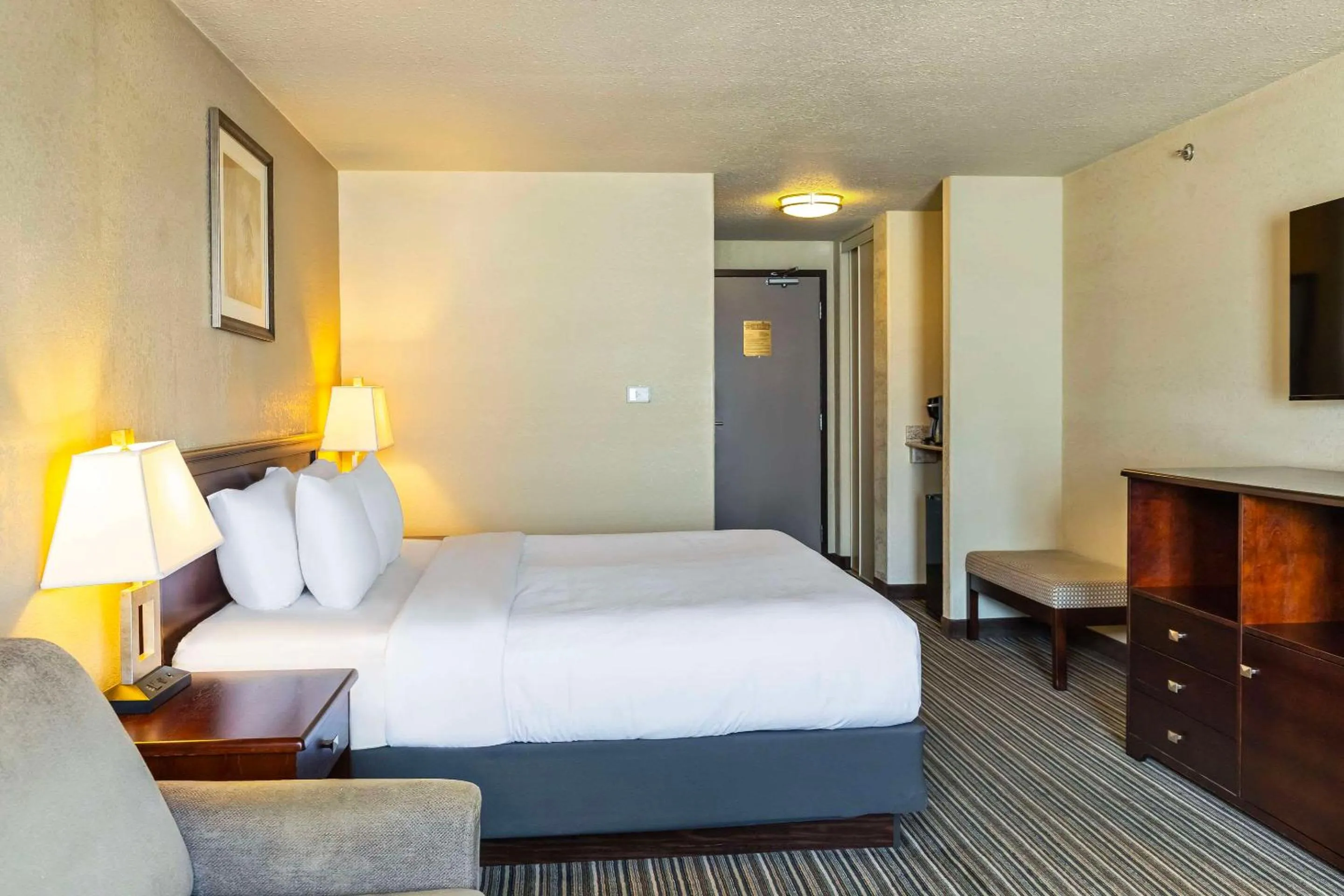 Bedroom, Bed in Quality Inn & Suites Yorkton