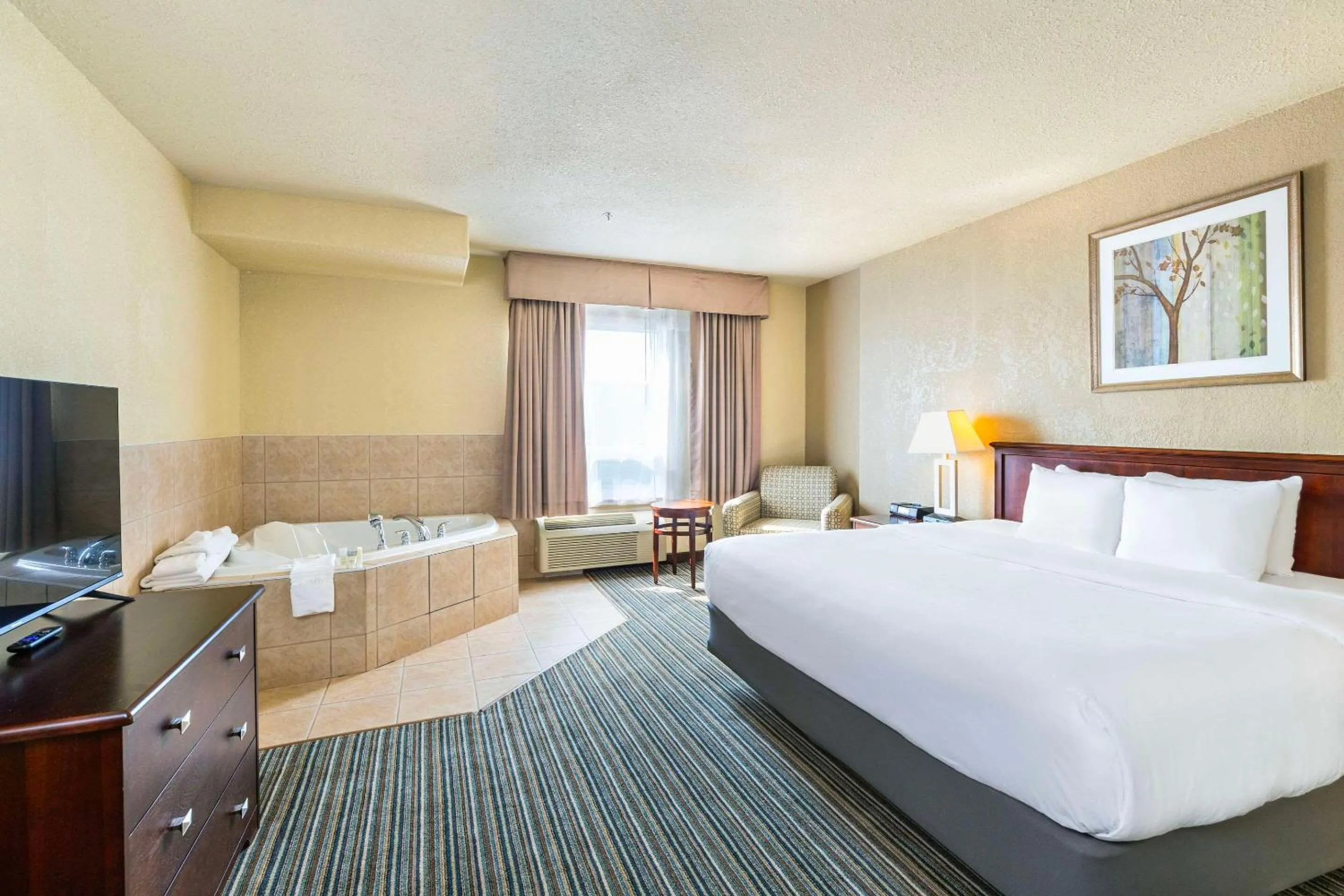 Bedroom, Bed in Quality Inn & Suites Yorkton