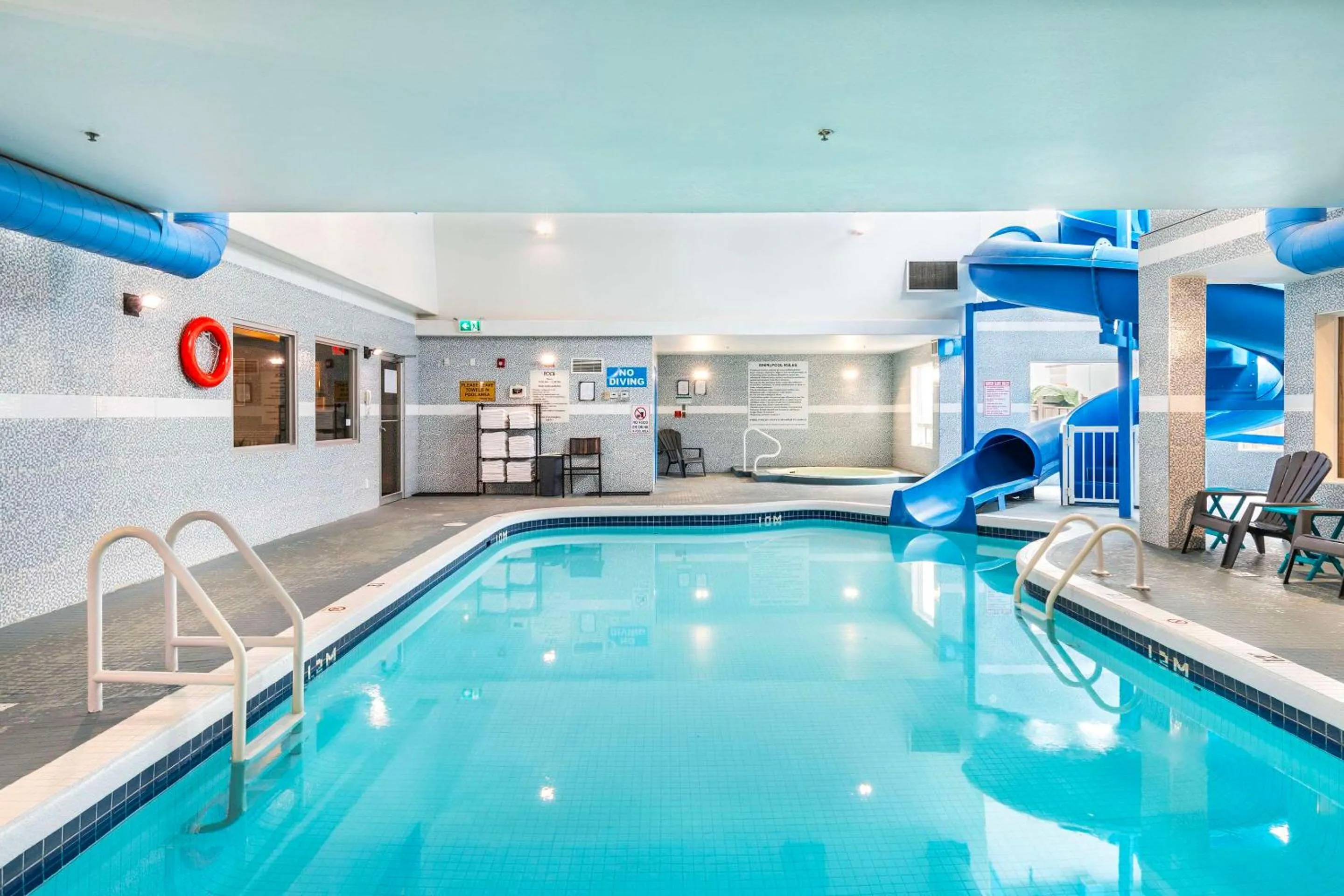 Swimming pool in Quality Inn & Suites Yorkton