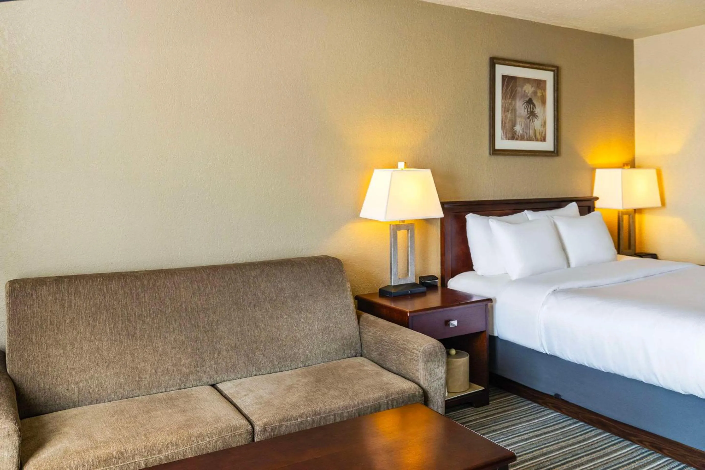 Bedroom, Bed in Quality Inn & Suites Yorkton