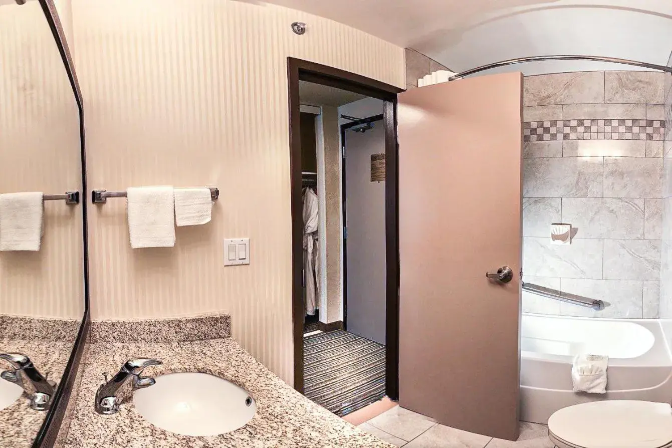 Junior King Suite with Whirlpool - Non-Smoking in Quality Inn & Suites Yorkton Junior King Suite with Whirlpool - Non-Smoking in Quality Inn & Suites Yorkton