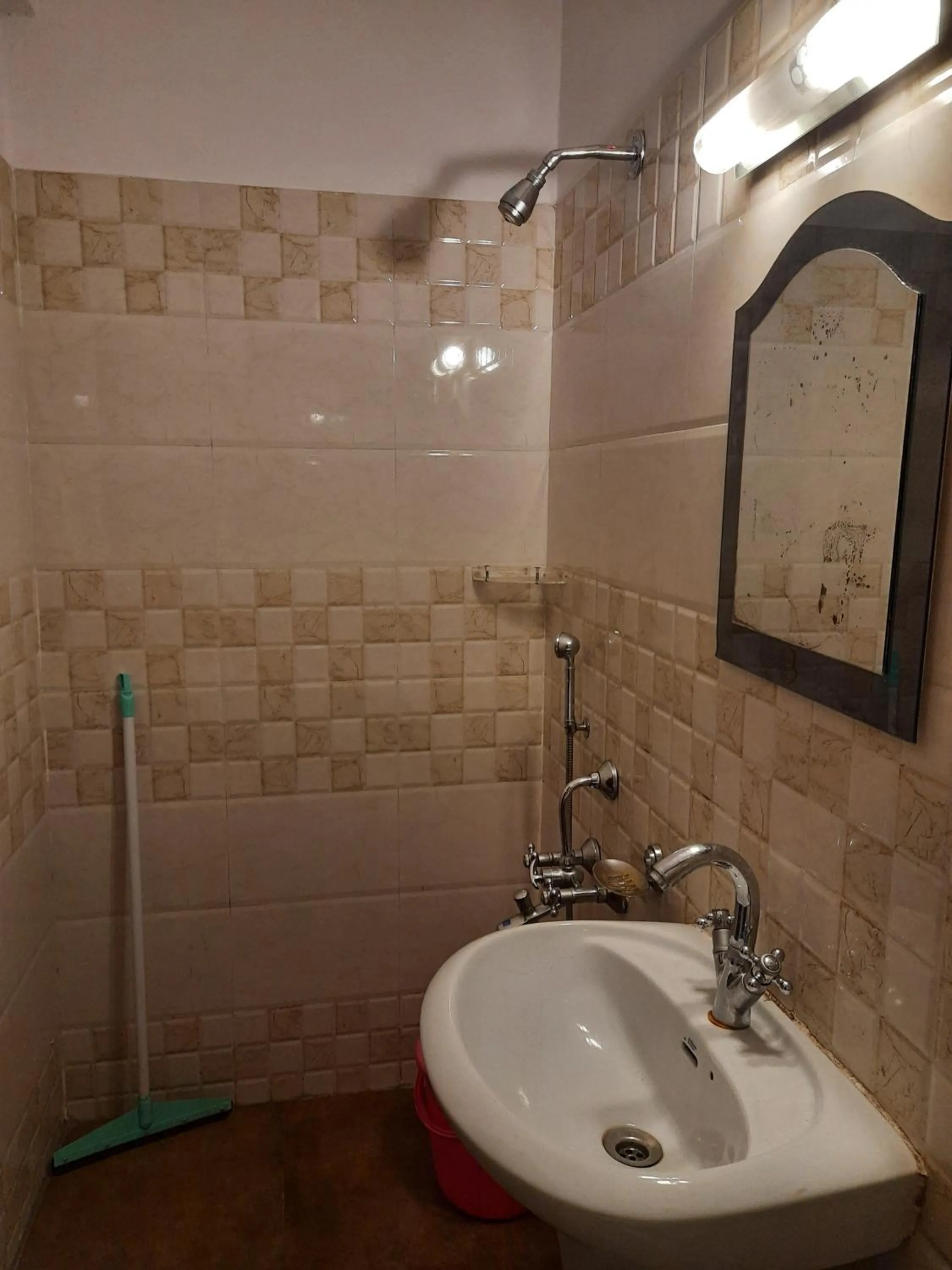 Shower in Hotel Golden Orchid