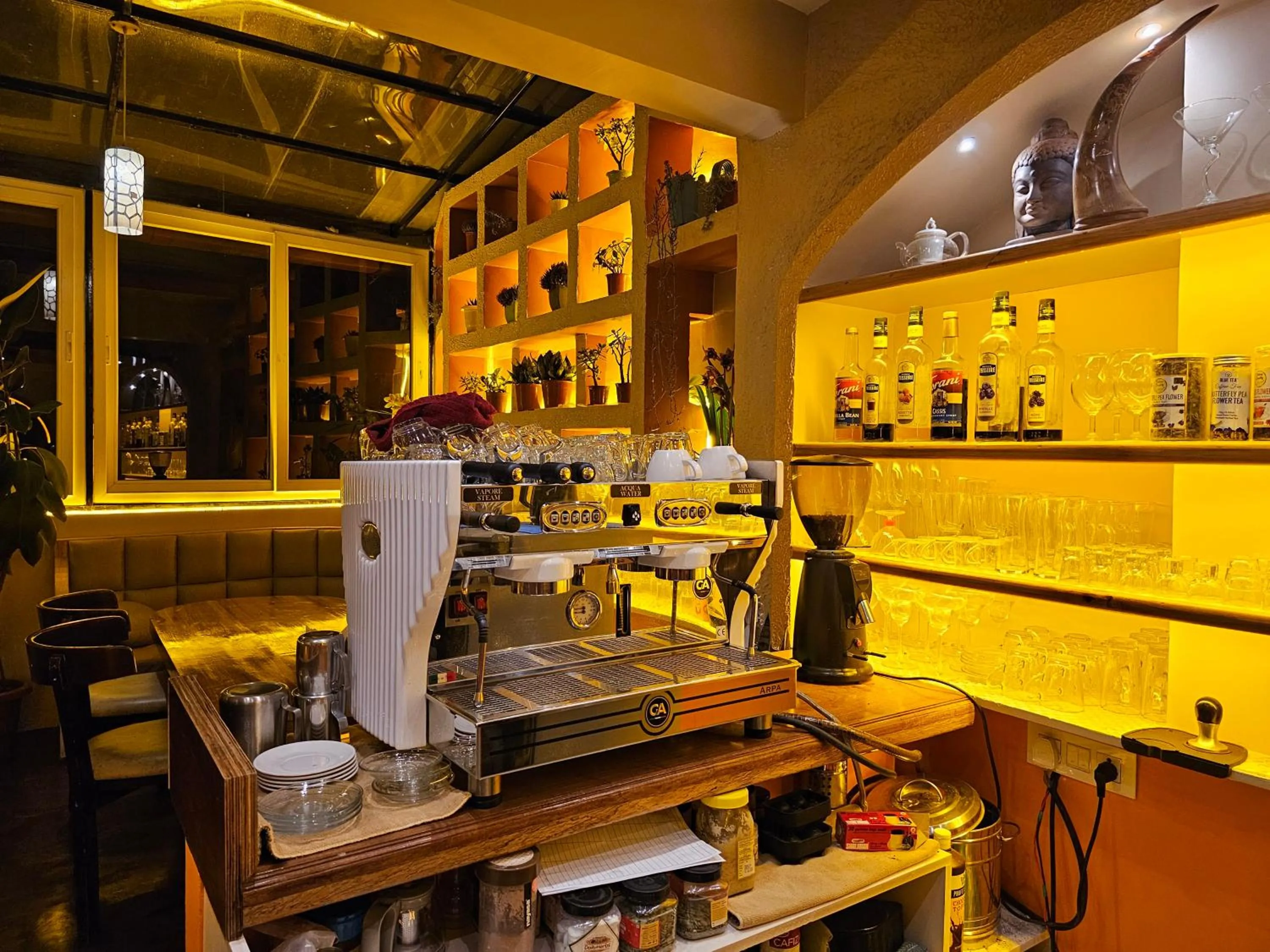 Restaurant/places to eat in Hotel Golden Orchid