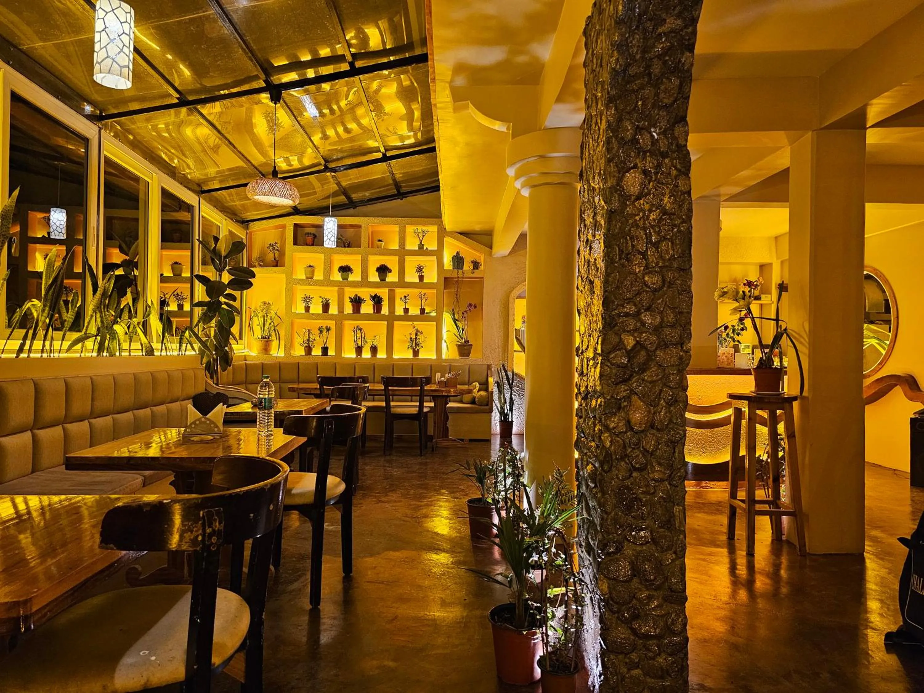 Restaurant/places to eat in Hotel Golden Orchid