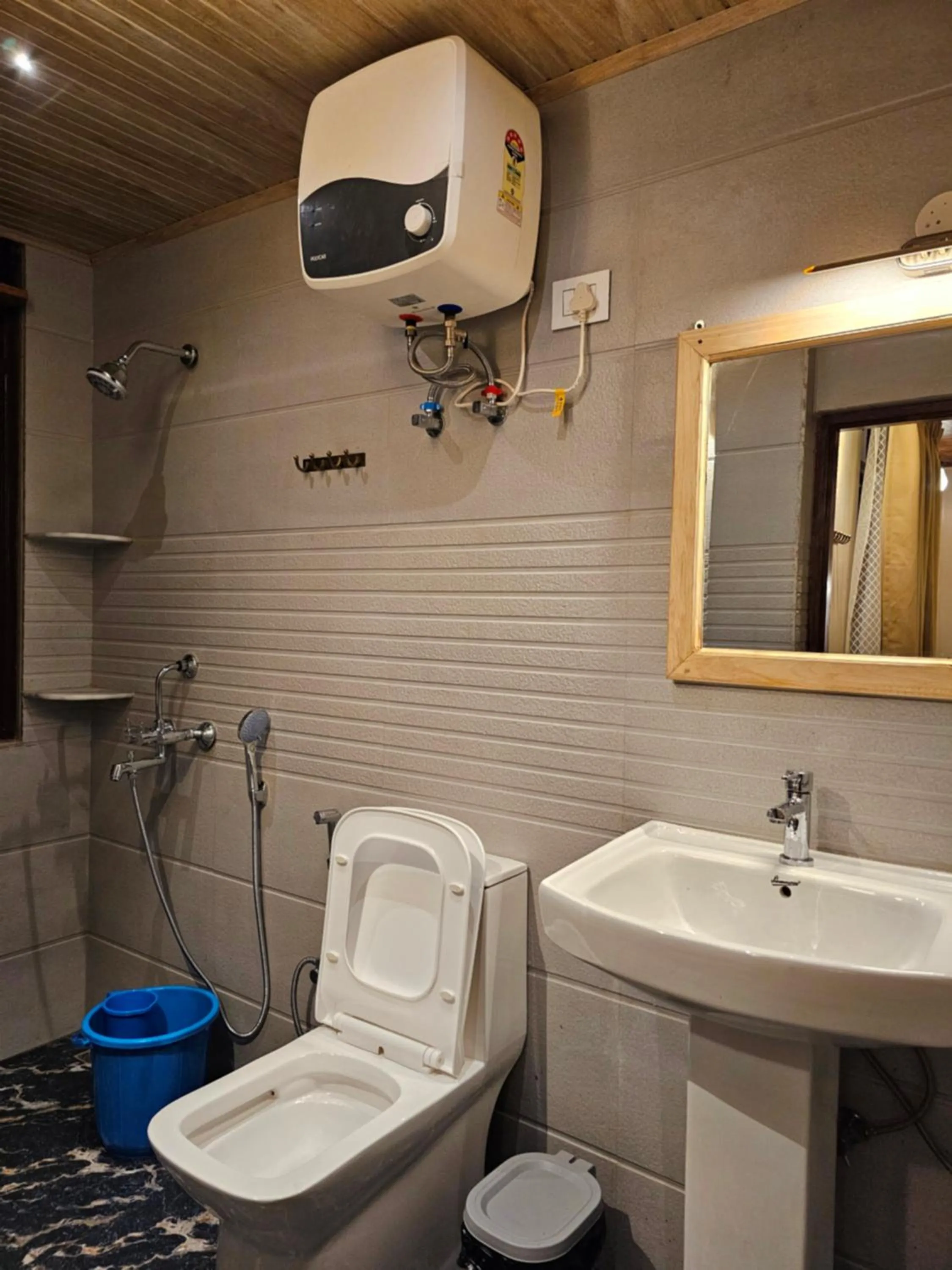 Toilet in Hotel Golden Orchid