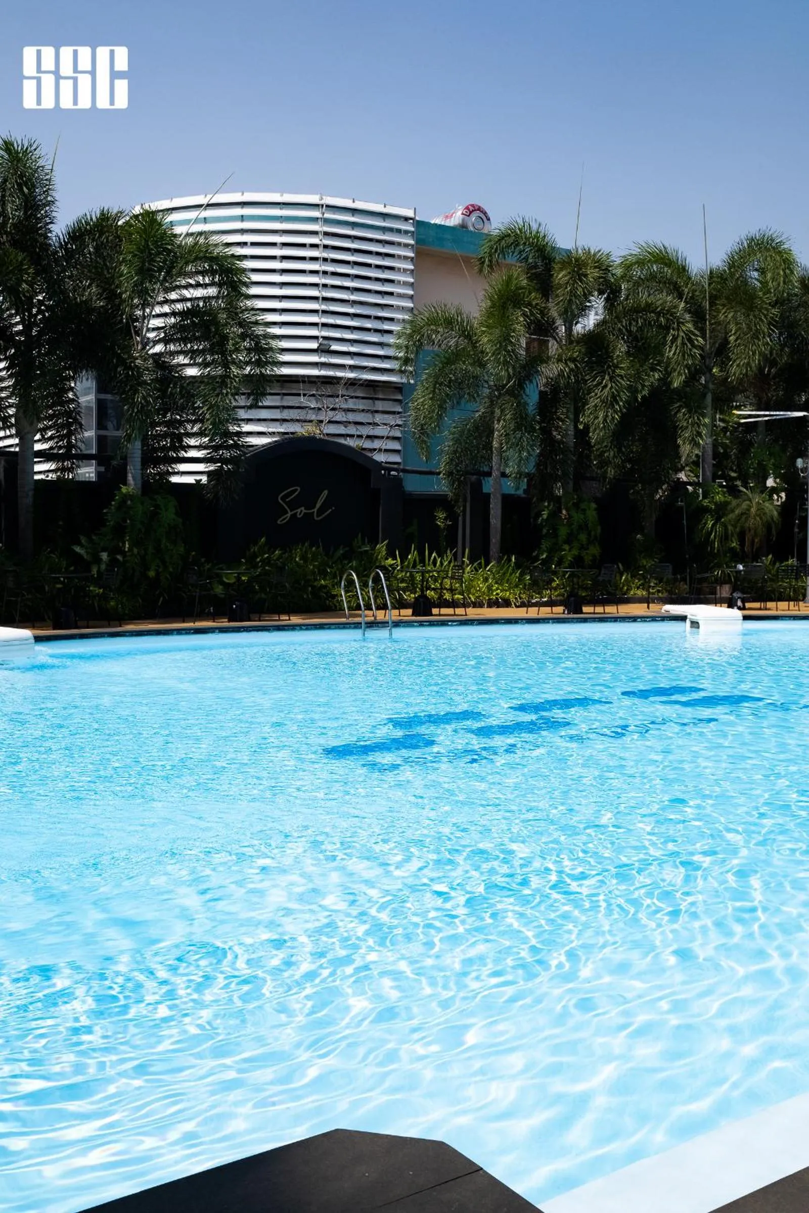 Swimming pool in Thien Ha Hotel & Apartment