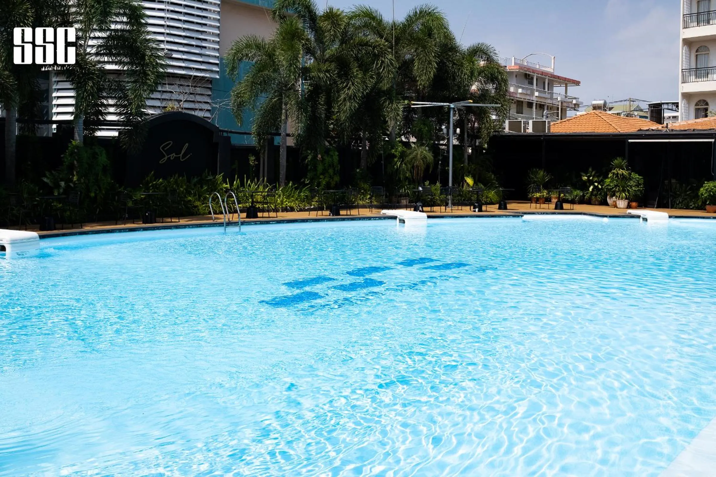 Swimming pool in Thien Ha Hotel & Apartment