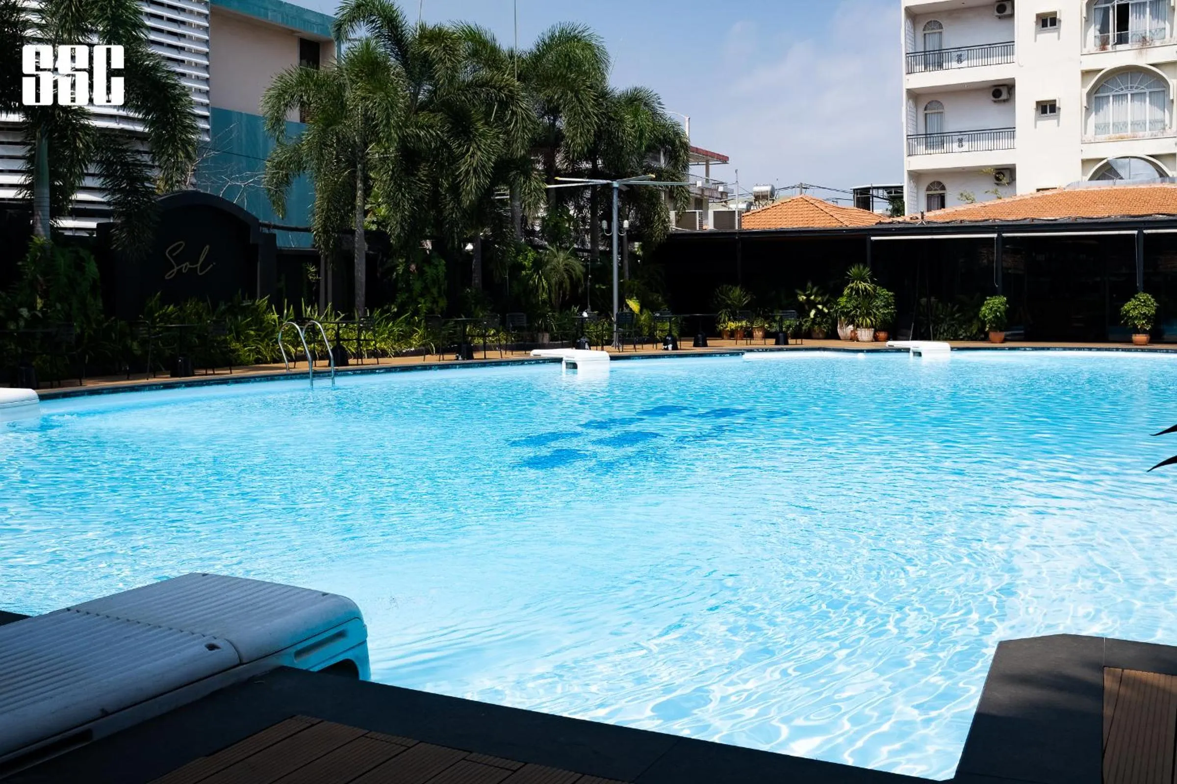 Swimming pool in Thien Ha Hotel & Apartment