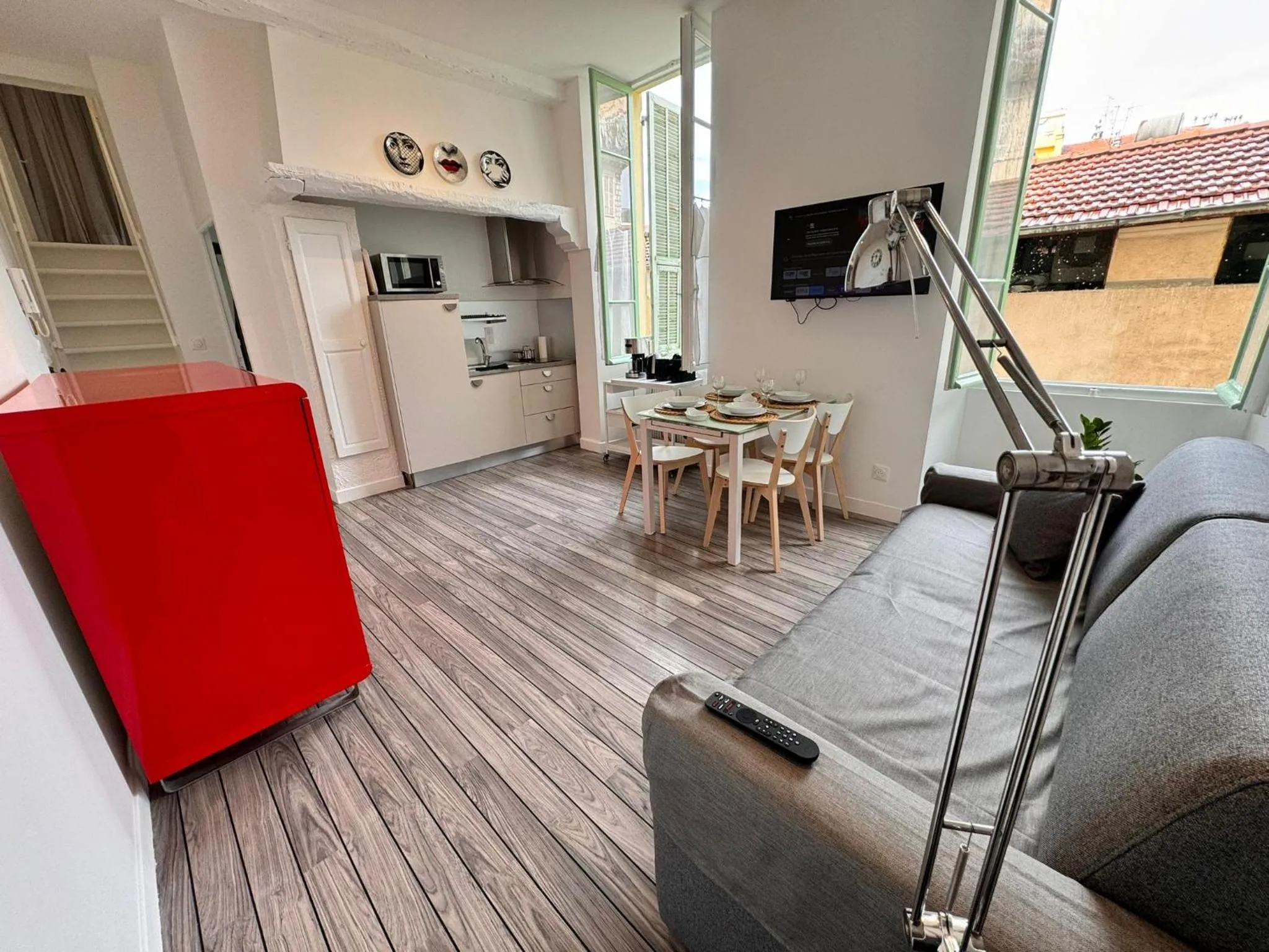 Carre D'or: Very Central Calm Cozy 2BR, with Wi-Fi