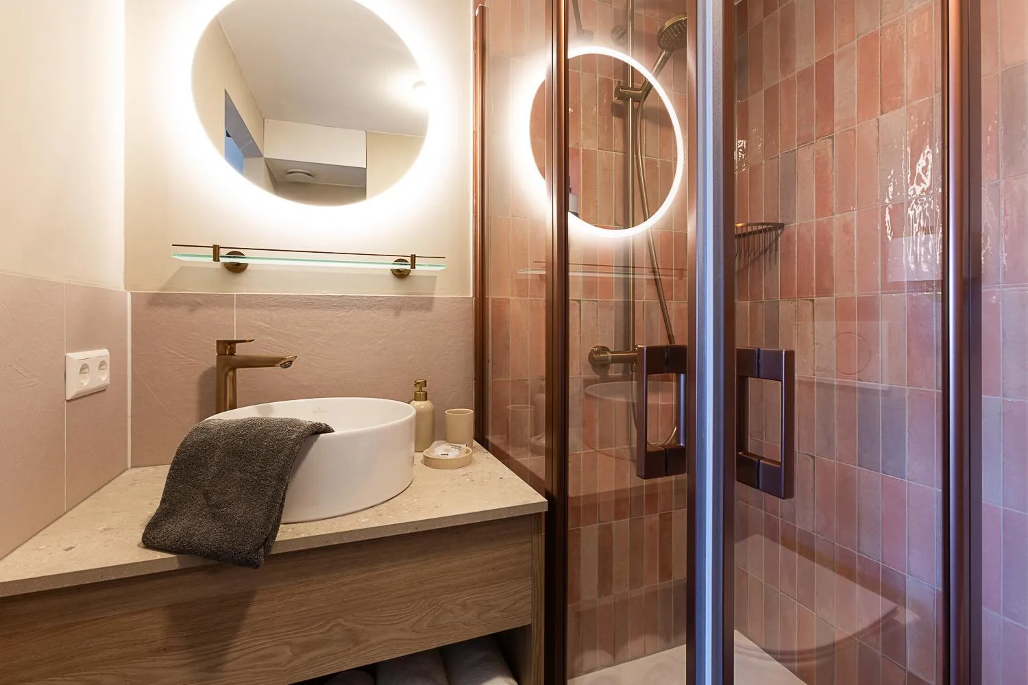 Shower, Bed in Beachfront Boutiquehotel