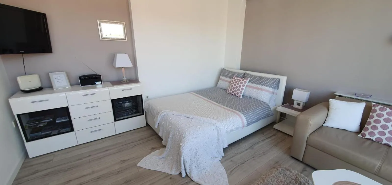 Bed in Bellevue Apartment