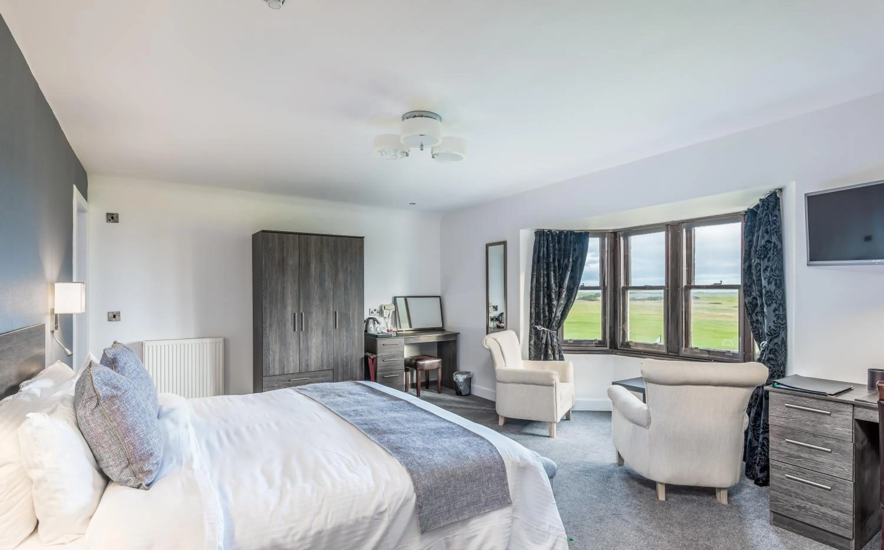 Bed in Grey Harlings Rooms